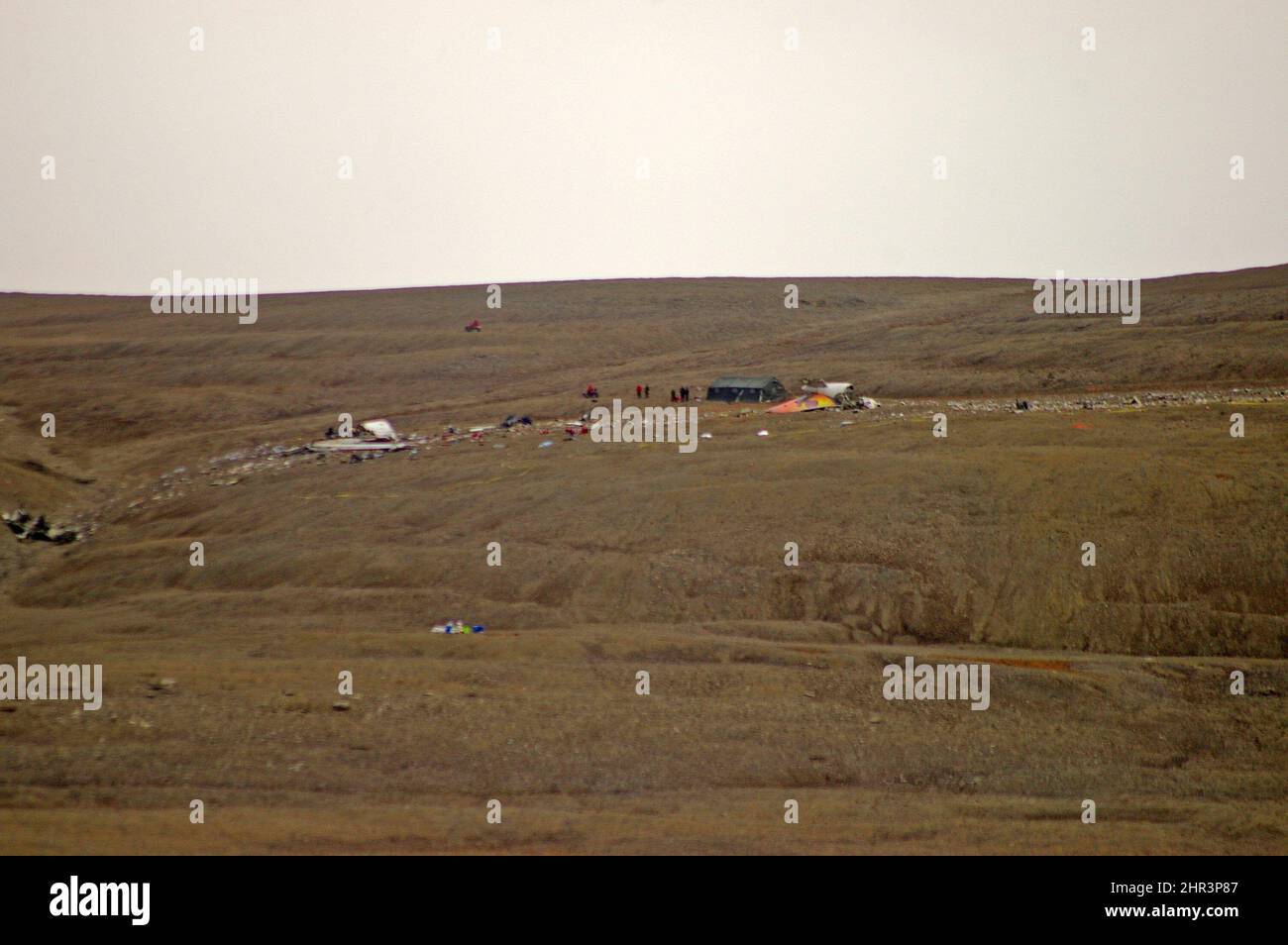 I Rangers canadesi (in rosso) e gli investigatori lavorano alla scena del primo Air crash sito a Resolute Bay, Nunavut Domenica 21 agosto 2011. (AP Photo/Nicolas Laffont, The Canadian Press) Foto Stock