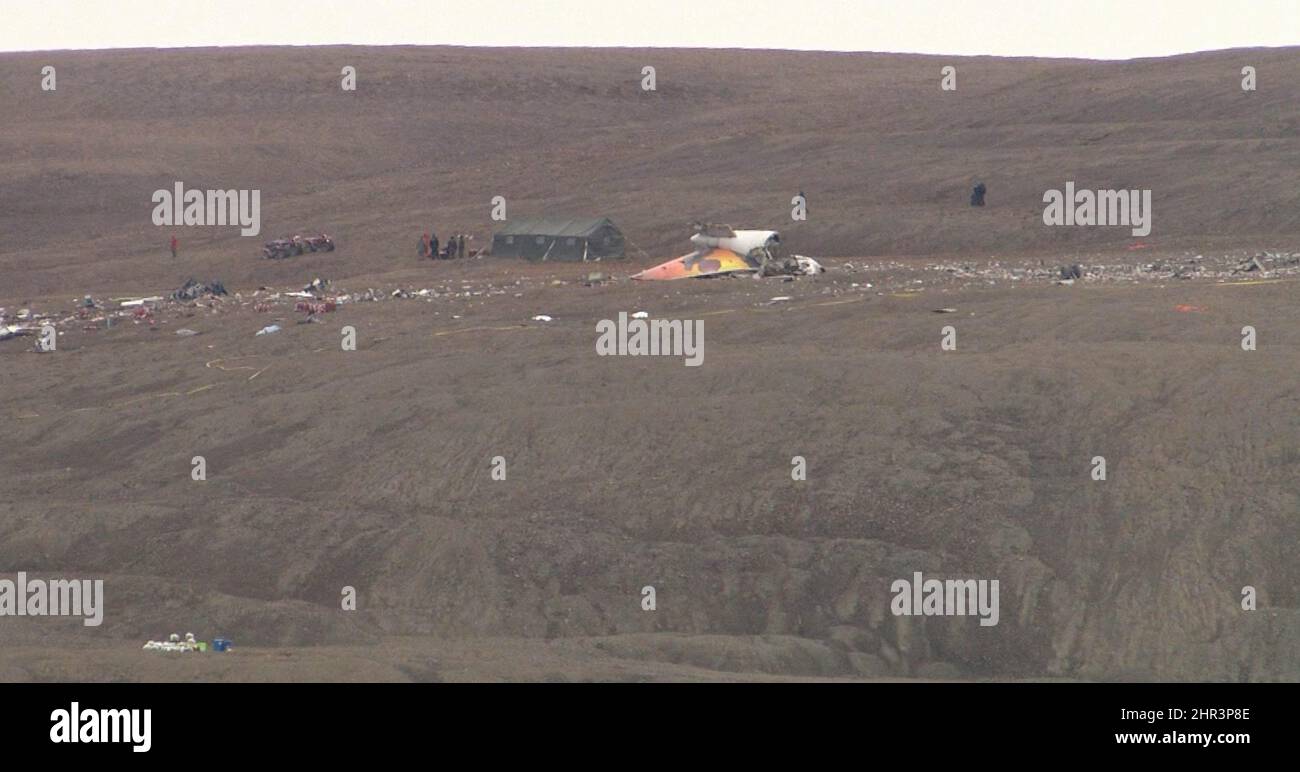 Gli investigatori lavorano sulla scena del primo Air crash sito a Resolute Bay, Nunavut Domenica 21 agosto 2011. (AP Photo/Steve Mongeau, The Canadian Press) Foto Stock