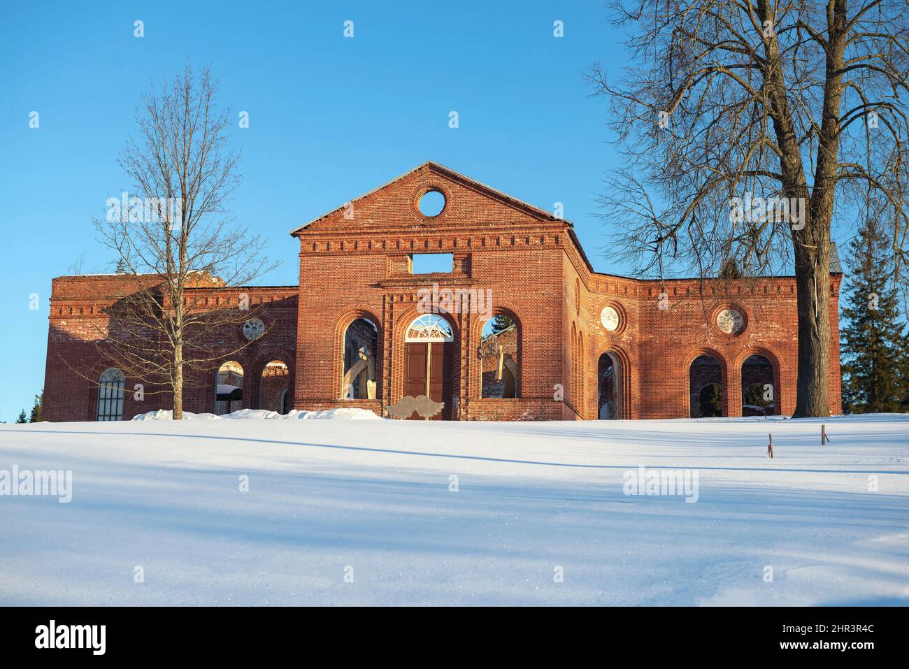 LAHDENPOHYA, RUSSIA - 10 MARZO 2021: L'antica Chiesa di Yaakkima (Museo della Città degli Angeli) in una giornata invernale soleggiata. Lahdenpohya, Karelia Foto Stock