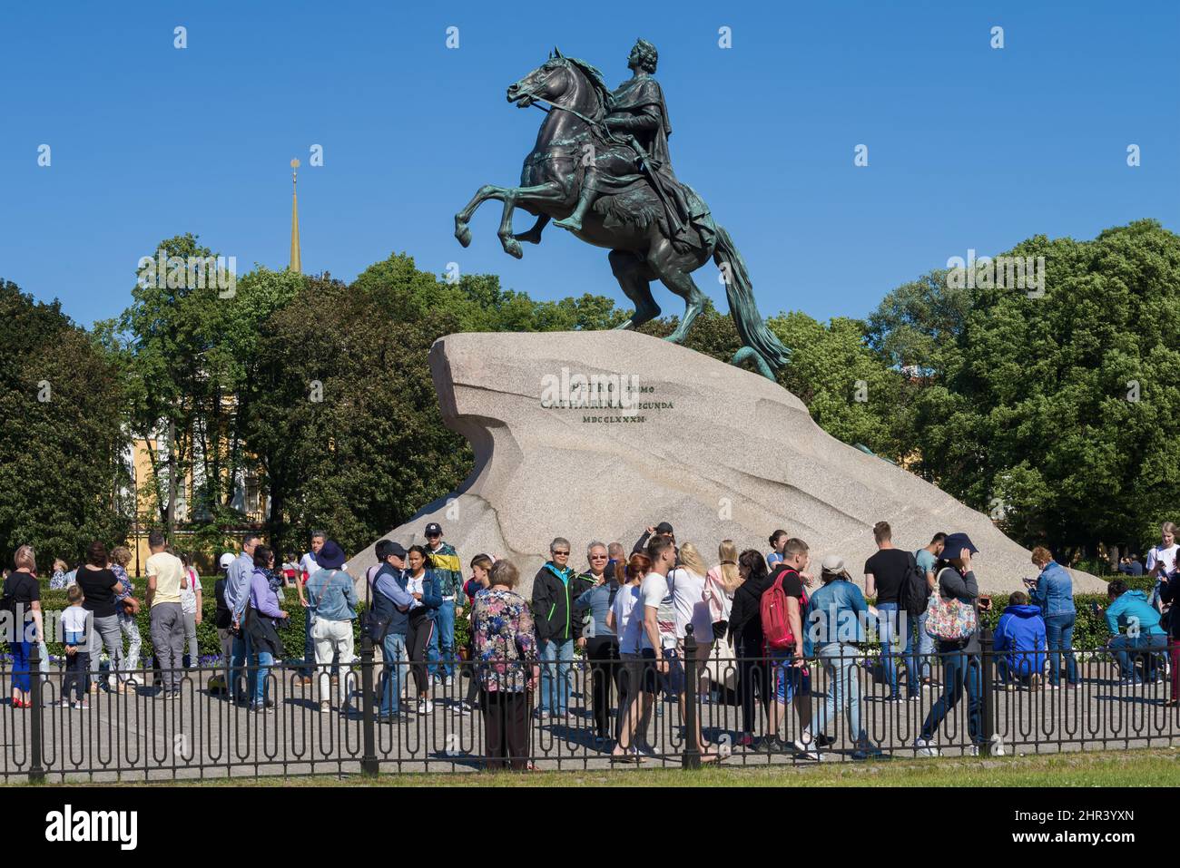 SAN PIETROBURGO, RUSSIA - 23 GIUGNO 2019: I turisti al monumento a Pietro il Grande. San Pietroburgo Foto Stock