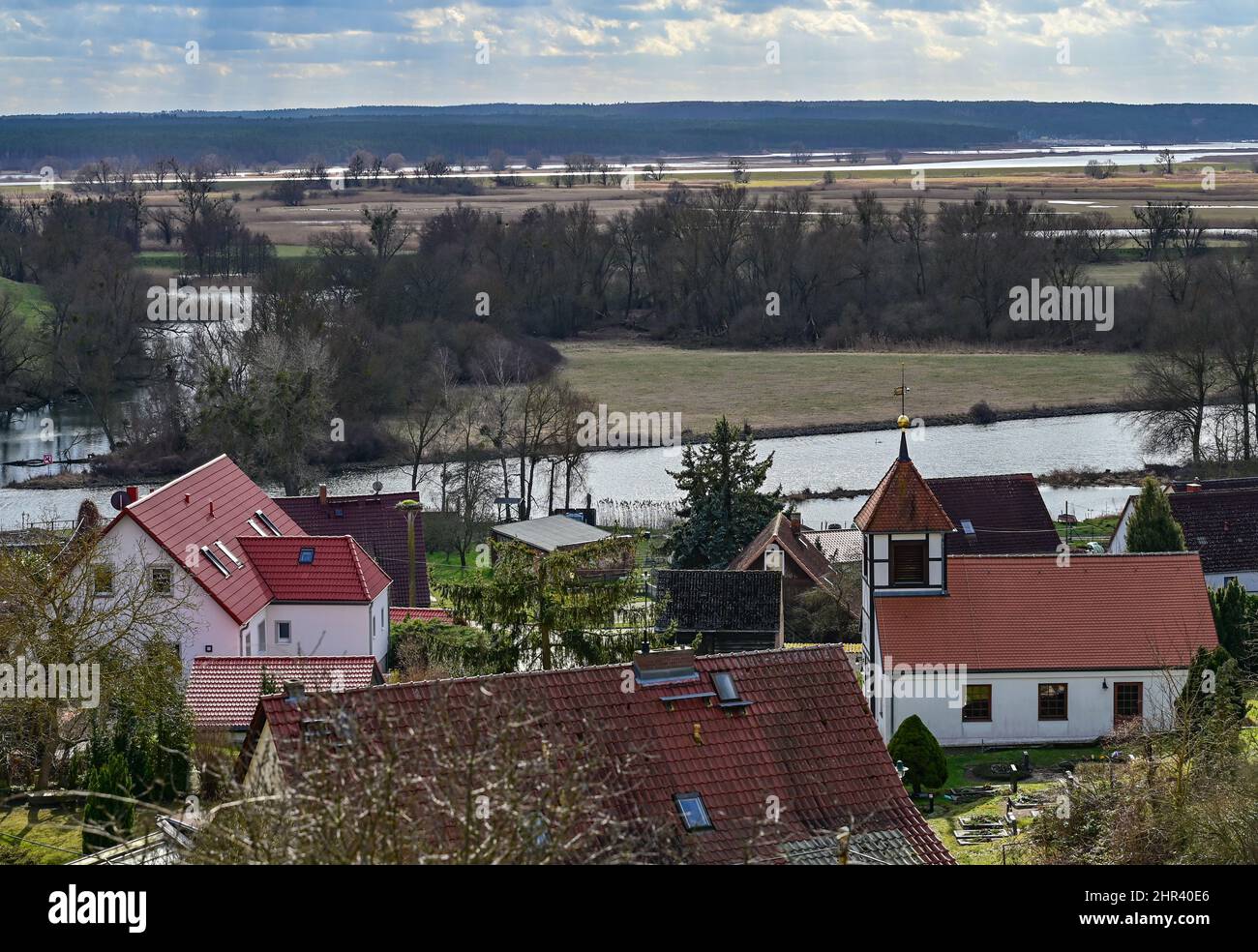 25 febbraio 2022, Brandeburgo, Stützkow: Vista da un punto panoramico sopra il piccolo villaggio di Stützkow nel distretto di Uckermark della via navigabile Hohensaaten-Friedrichsthal e i prati polder inondati dalle alte acque del fiume Oder. Il Lower Oder Valley National Park è stato istituito nel 1995 dopo cinque anni di preparazione e copre un'area di 10.500 ettari. La valle dell'Oder è uno degli ultimi paesaggi naturali della pianura fluviale nell'Europa centrale occidentale con un gran numero di specie animali e vegetali in via di estinzione. Foto: Patrick Pleul/dpa-Zentralbild/ZB Foto Stock