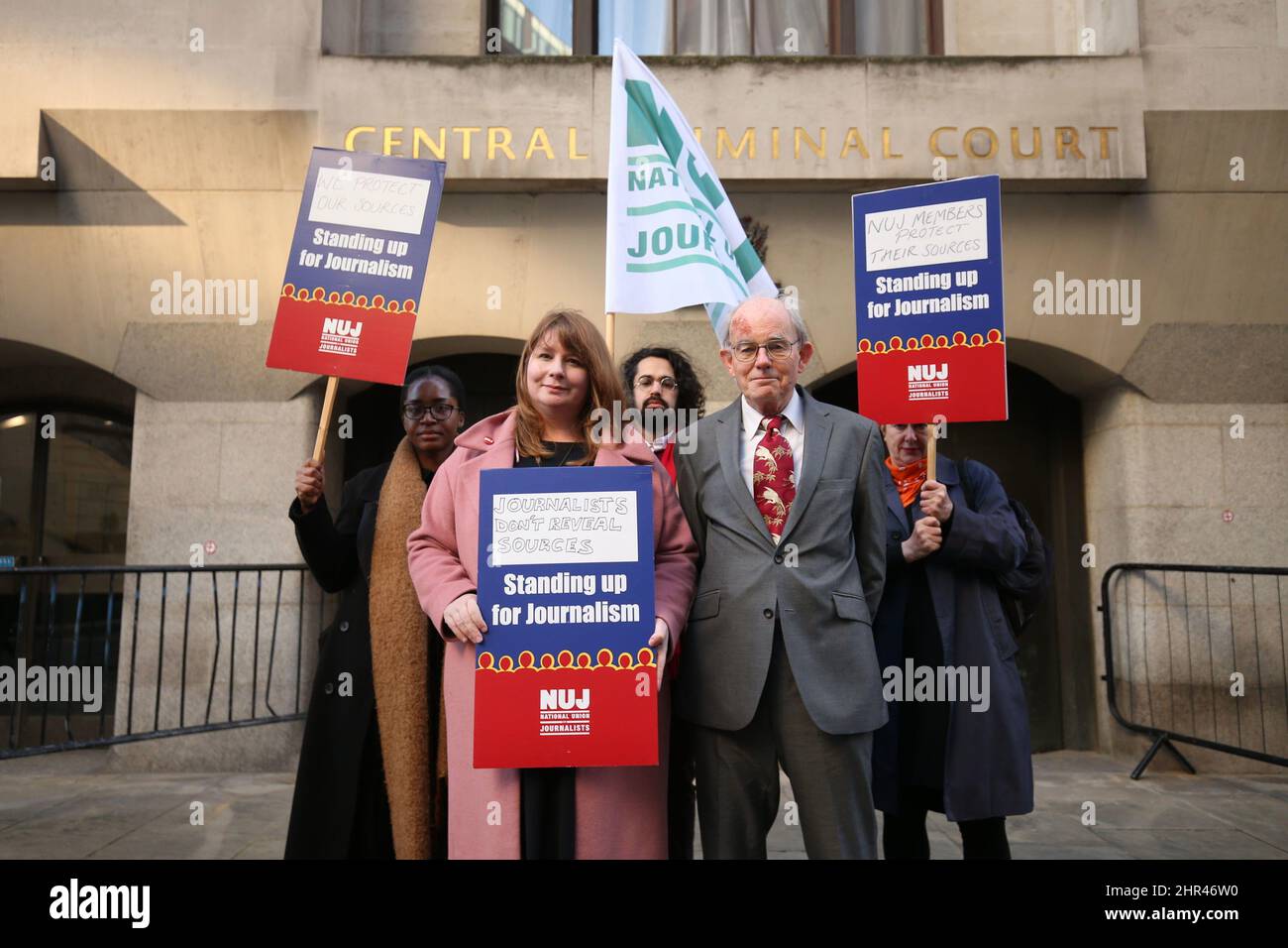 Chris Mullin con il Segretario Generale dell'Unione Nazionale dei giornalisti, Michelle Stanistreet fuori dal vecchio Bailey di Londra, Contestare una richiesta della polizia delle Midlands occidentali di richiedergli di divulgare materiale di partenza che risale alla sua indagine nel 1985 e 1986 relativa ai bombardamenti dei pub di Birmingham del 1974. Data immagine: Venerdì 25 febbraio 2022. Foto Stock