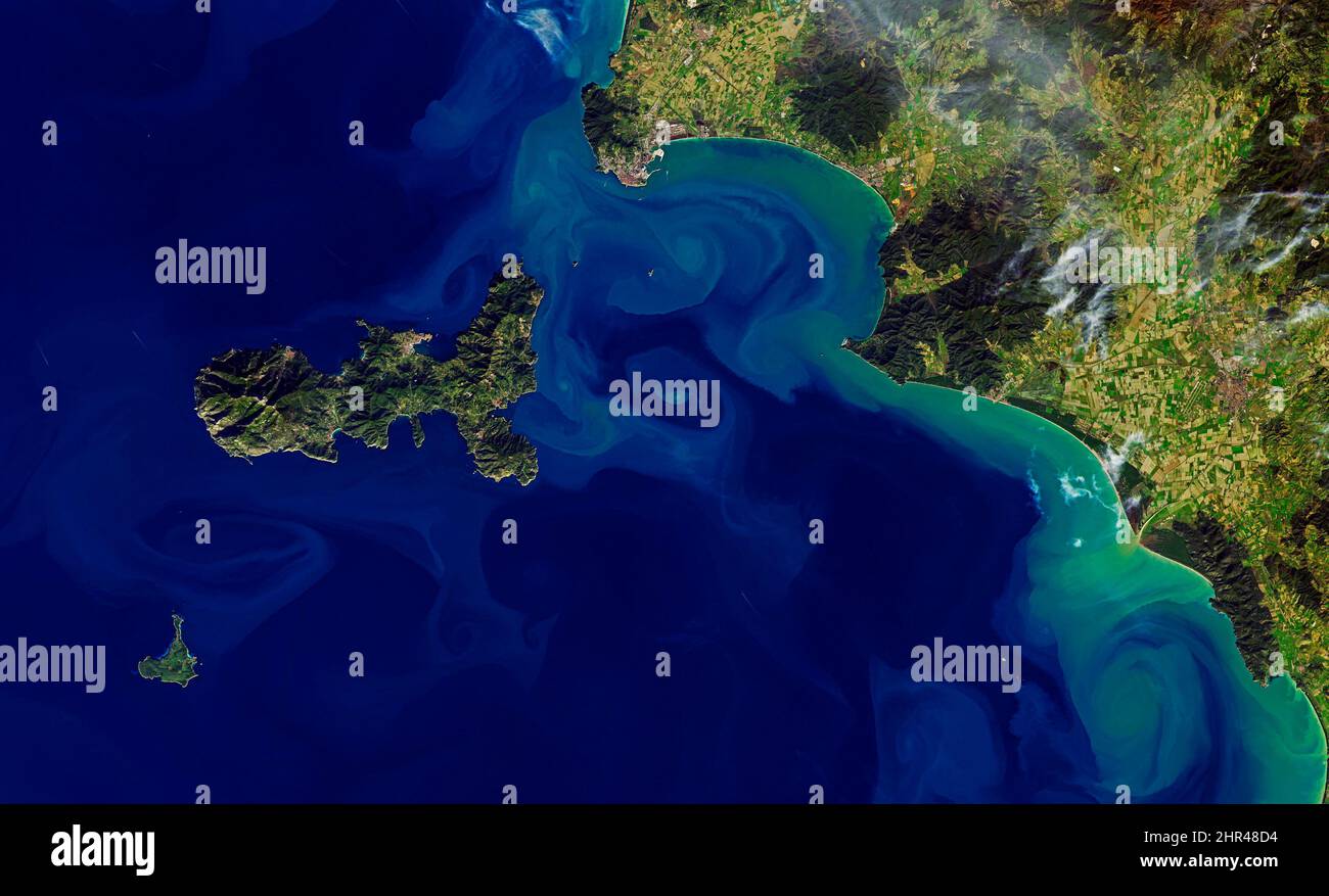 Vista aerea dello splendido mare turchese del Mediterraneo, immagine della Costa Italiana, vista dall'alto dell'oceano blu e verde. Elementi di questa immagine forniti dalla NASA. Foto Stock