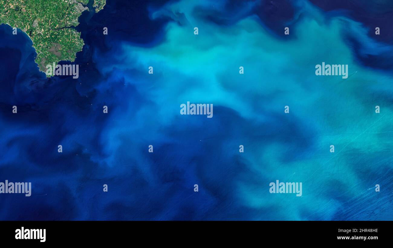 Foto aerea turchese dell'oceano dal cielo, vista dall'alto dello sfondo della struttura del mare, fioriture di fitoplancton nelle acque. Elementi di questa immagine forniti dalla NASA Foto Stock