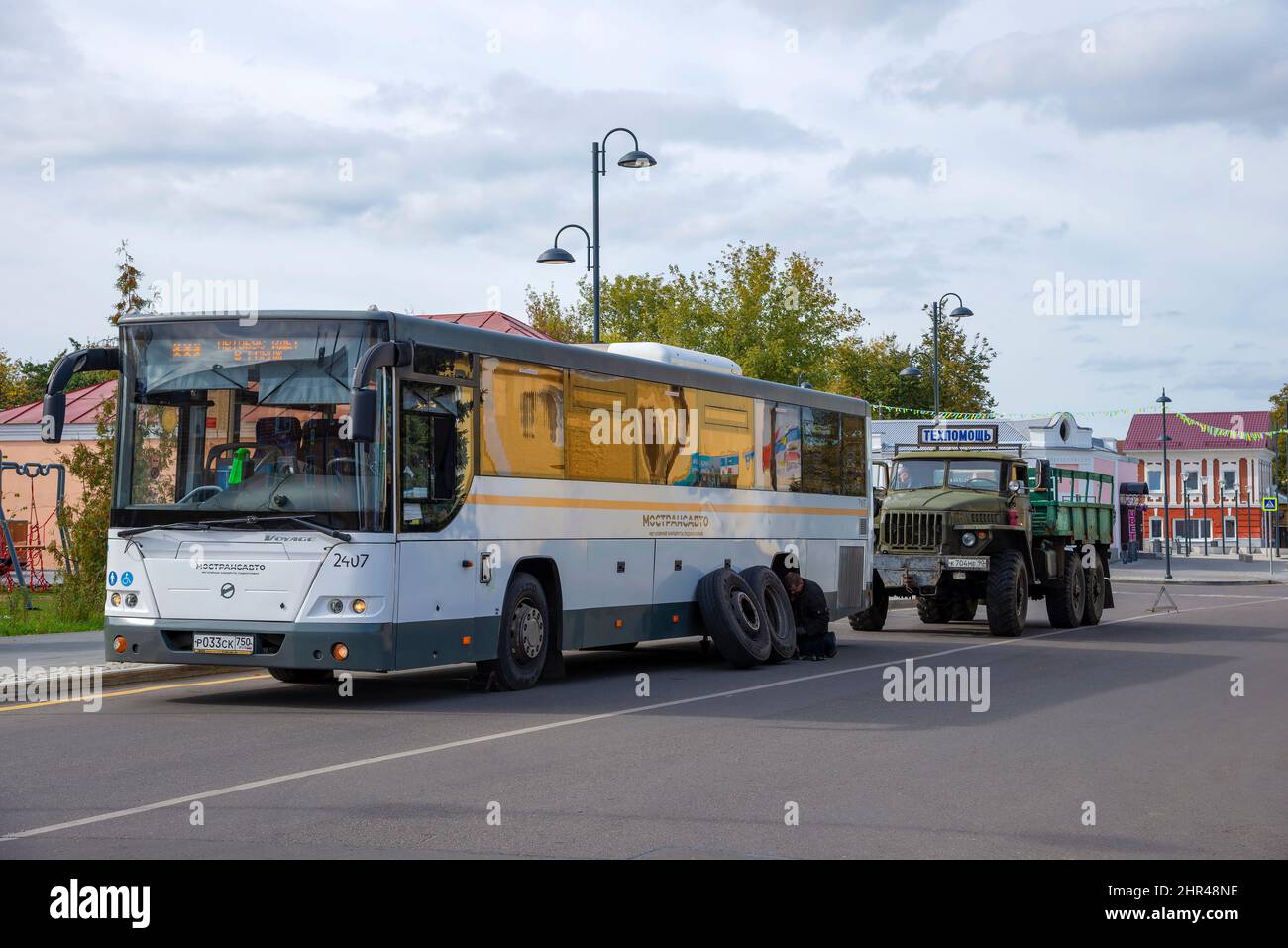 KASHIRA, RUSSIA - 18 SETTEMBRE 2021: Sostituzione di una ruota su un bus navetta Foto Stock
