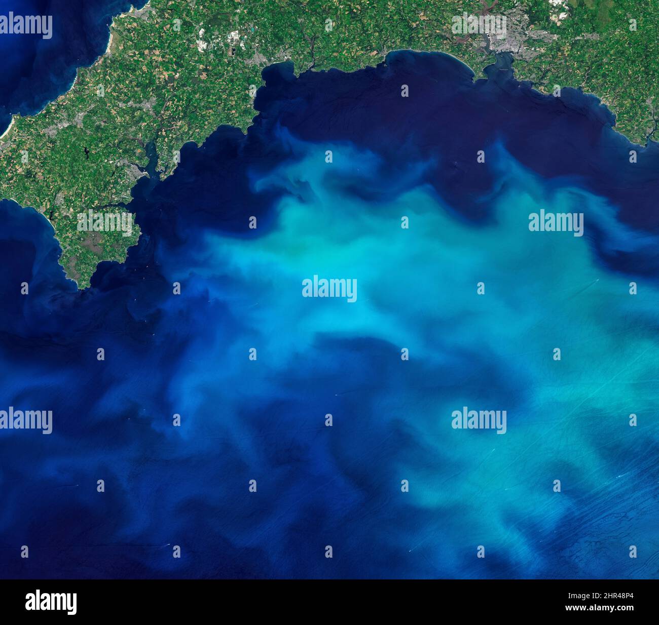 Fioriture di fitoplancton nel mare intorno all'Inghilterra, foto aerea dall'alto del mare blu, immagine turchese dell'oceano. Elementi di questa immagine forniti dalla NASA. Foto Stock