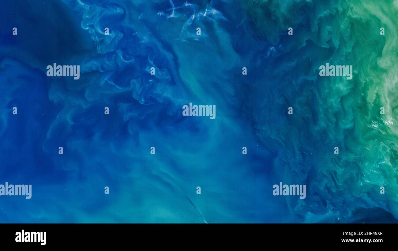 Vista dall'alto di sfondo blu intenso e colorato, foto aerea di un bellissimo oceano turchese.elementi di questa immagine forniti dalla NASA Foto Stock