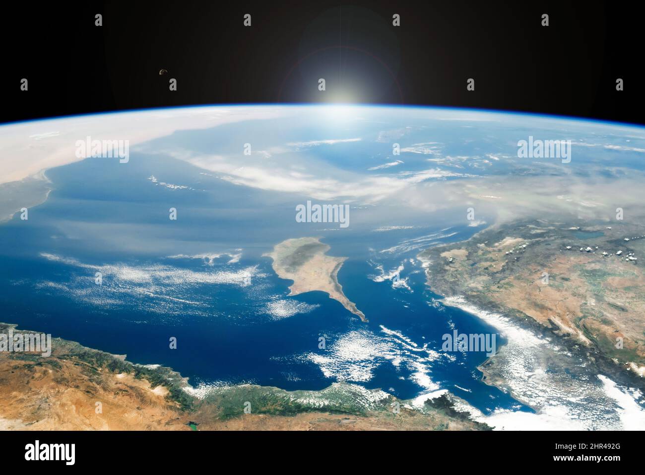 Isola di Cipro e Mar Mediterraneo su un cielo giorno d'estate, Turchia Paese, Vista dall'alto della Terra foto satellitare. Elementi di questa immagine forniti dalla NASA Foto Stock