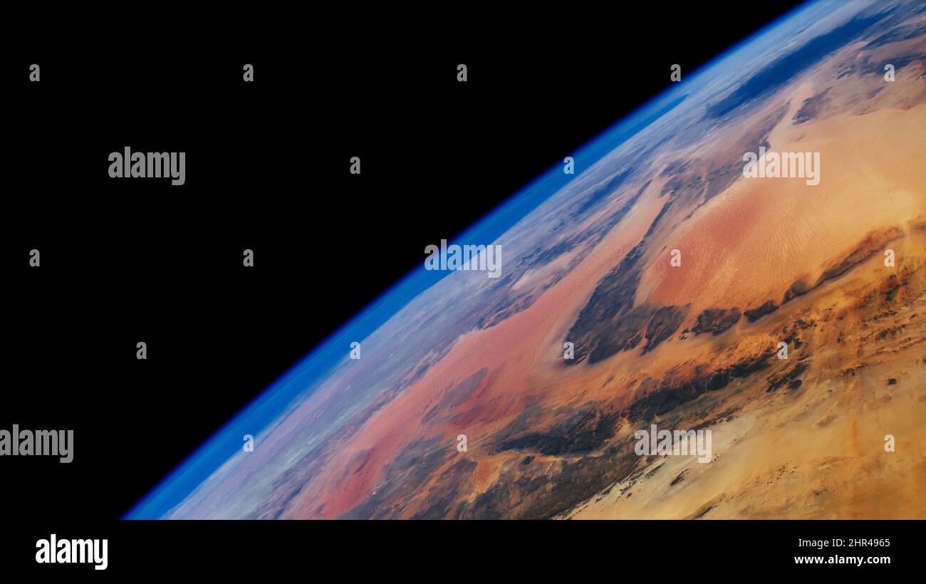 Foto orizzonte della terra dallo spazio esterno su sfondo nero, il deserto libico su un pianeta da primo piano immagine della terra.elementi di questa immagine forniti dalla NASA Foto Stock