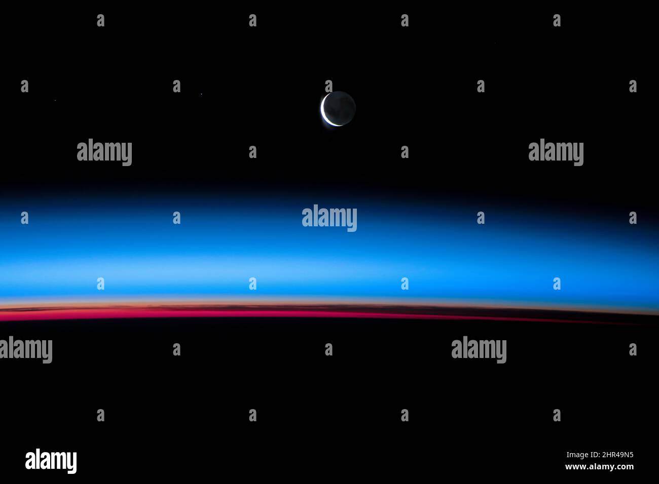 Pianeta terra orizzonte e luna su sfondo nero, foto blu del mondo, Lunar viste e oltre, foto sattelite, immagine dello spazio esterno, carta da parati HD Foto Stock