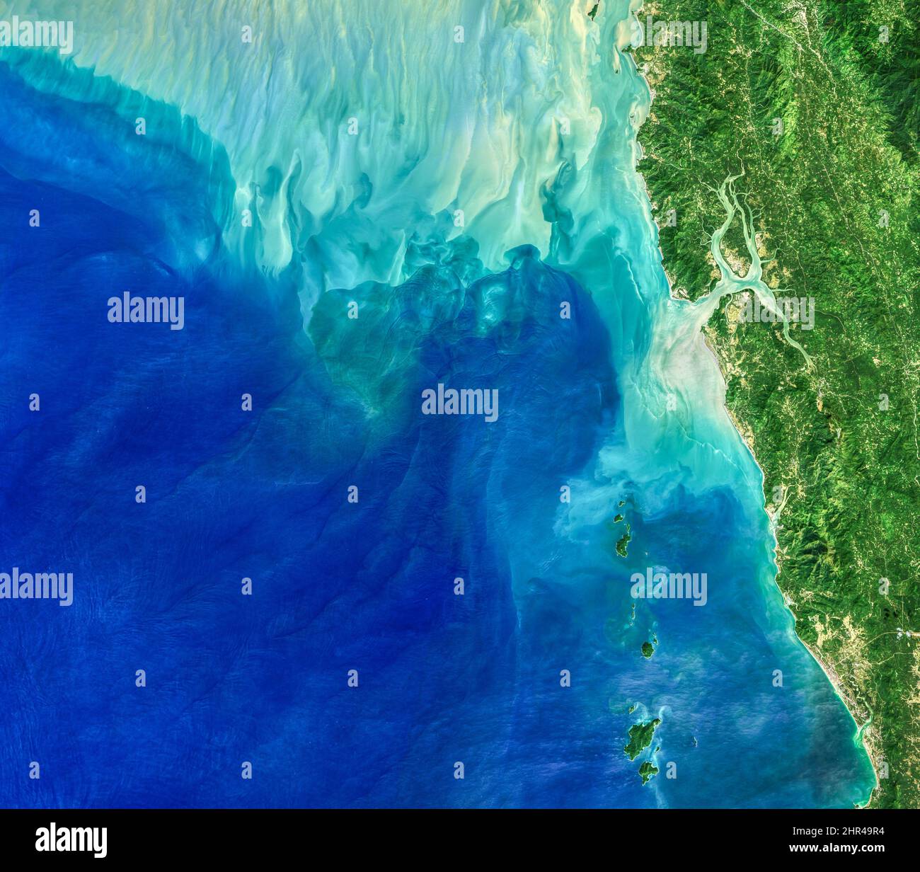 Fare onde nel Mare delle Andamane, turchese mare onda a fianco verde terra, Birmania Myanmar, vista dall'alto oceano photo.Elements di questa immagine fornito dalla NASA Foto Stock