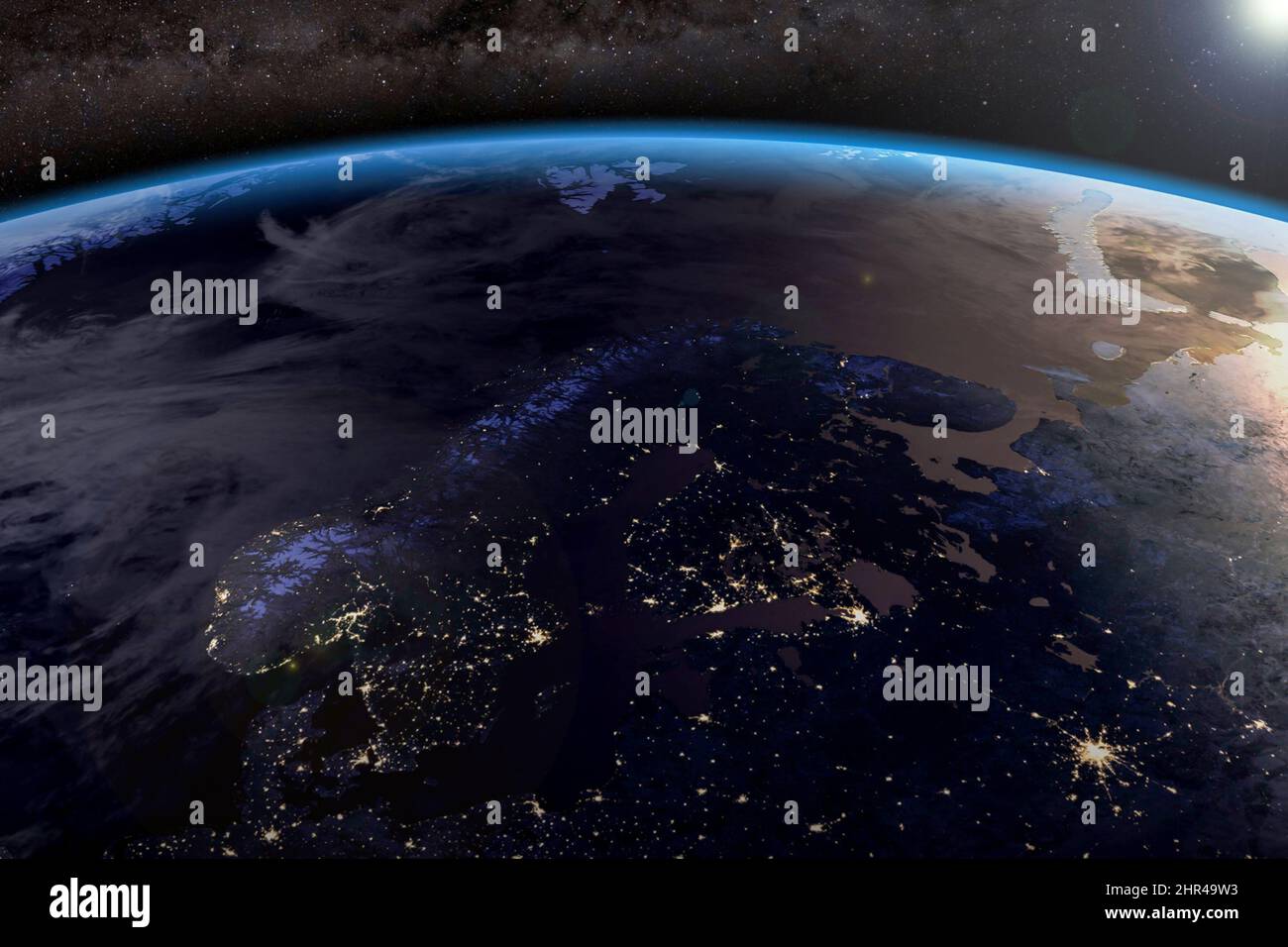 Vista notturna dell'Europa nordica sul pianeta Terra, a nord del mondo da spazio, orizzonte, norvegese, Barents Sea.Elements di questa immagine fornita dalla NASA Foto Stock