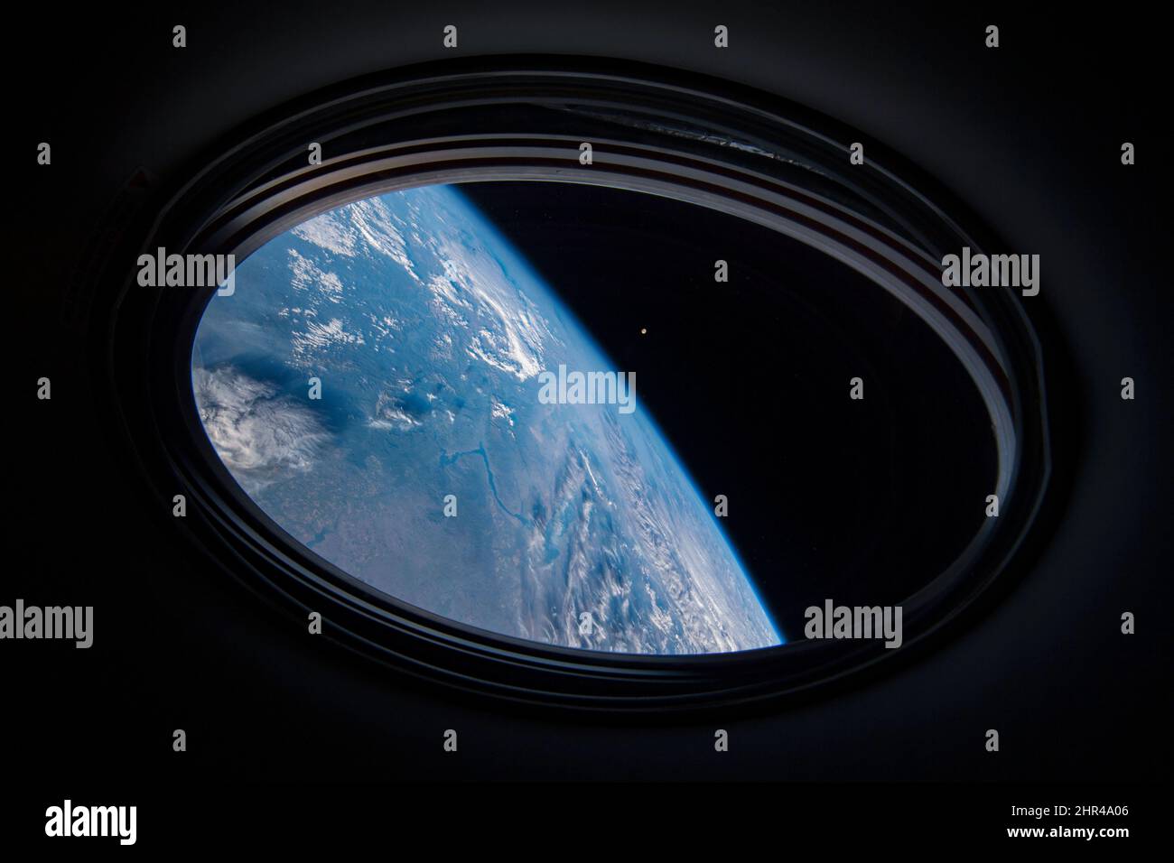 Oblò di astronave nello spazio esterno, pianeta terra blu e luna, vista dall'occhio di bue dalla navicella spaziale. Elementi di questa immagine forniti dalla NASA Foto Stock