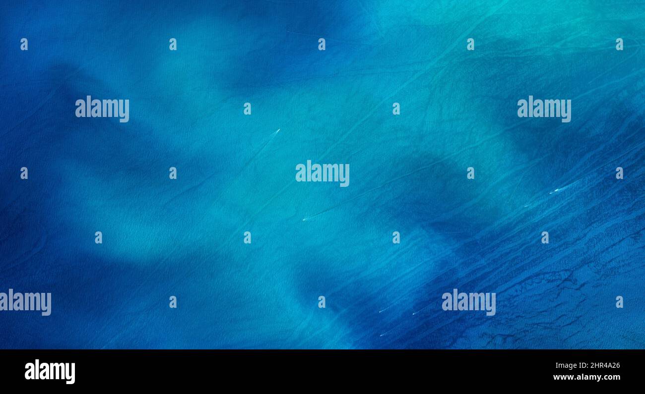 Sea ​​surface pattern top view photo, planktons, turchese sfondo oceano, blu acqua texture, due barche attraverso.elementi di questa immagine forniti dalla NASA Foto Stock