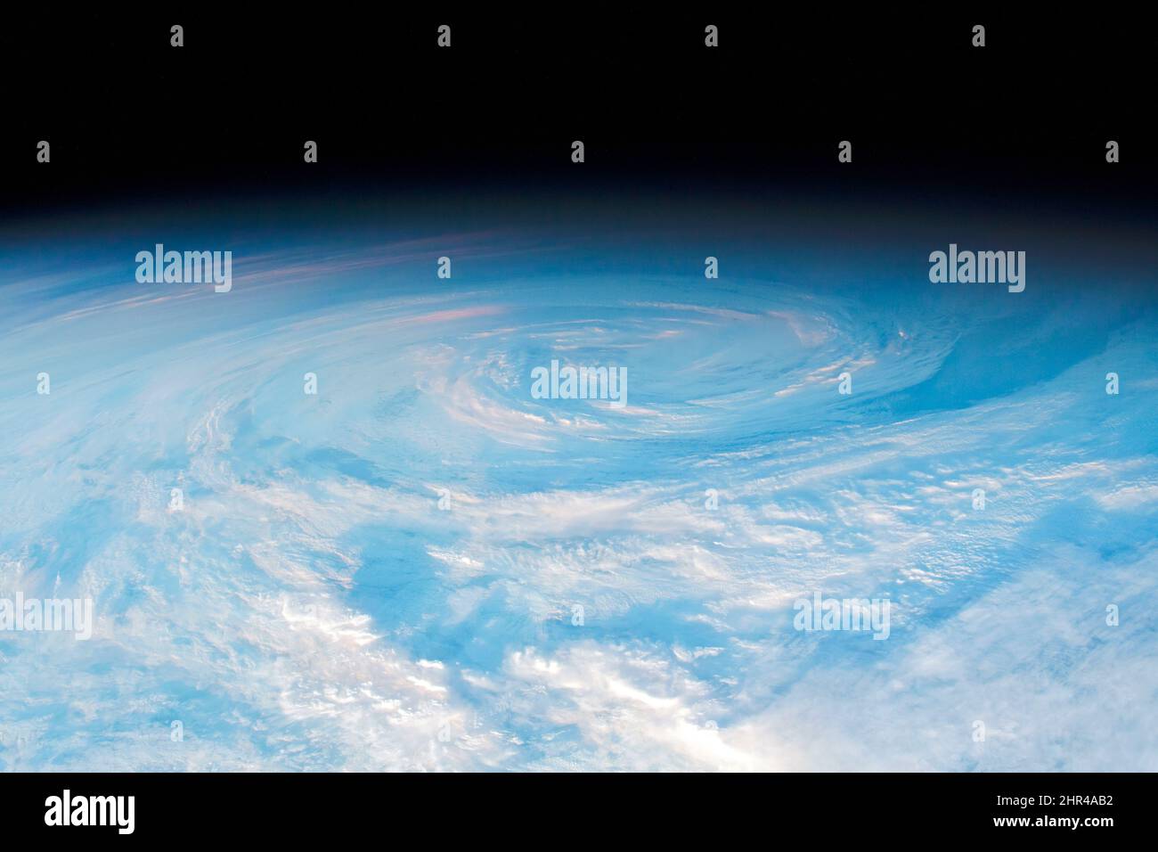 South Pacific Swirl,Circular cloud formation photo,swirling nubi nel cielo,blue chiaro e bianco nuvoloso.elementi di questa immagine forniti dalla NASA Foto Stock