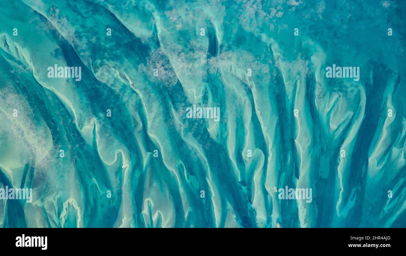 Vista dall'alto dell'oceano blu verde intorno alle Bahamas, foto di mare, acque turchesi, immagine di sfondo, carta da parati HD. Elementi di questa immagine forniti dalla NASA Foto Stock