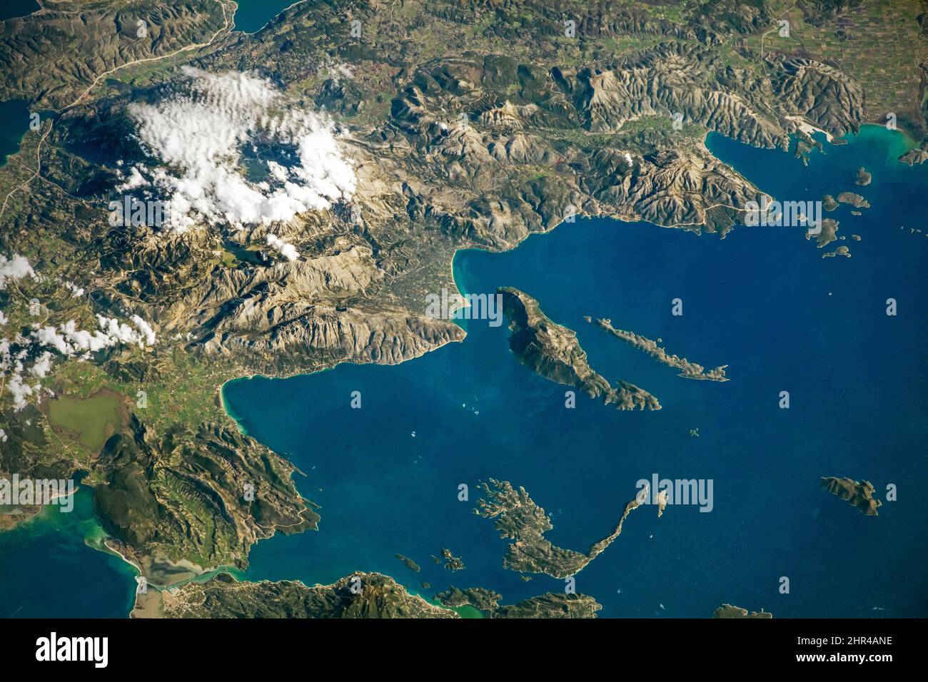 Costa occidentale della Grecia, foto aerea HD del Mar Egeo, mare blu, costa montagnosa preso dallo spazio. Elementi di questa immagine forniti dalla NASA Foto Stock