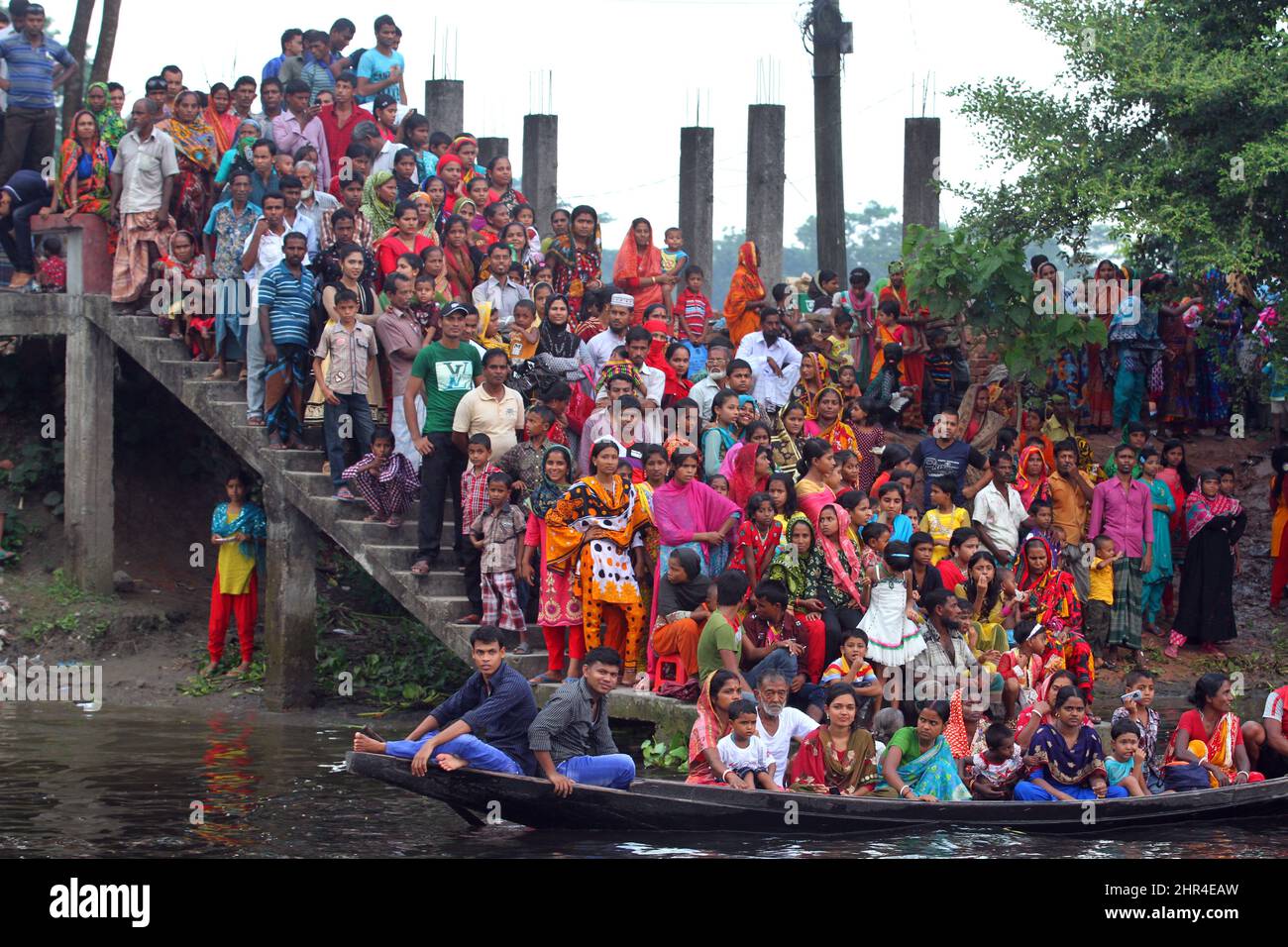 Dhaka, Bangladesh - 04 ottobre 2014: Centinaia di persone si sono radunate a Kotalpara a Gopalganj per assistere alla tradizionale gara di barche. Foto Stock