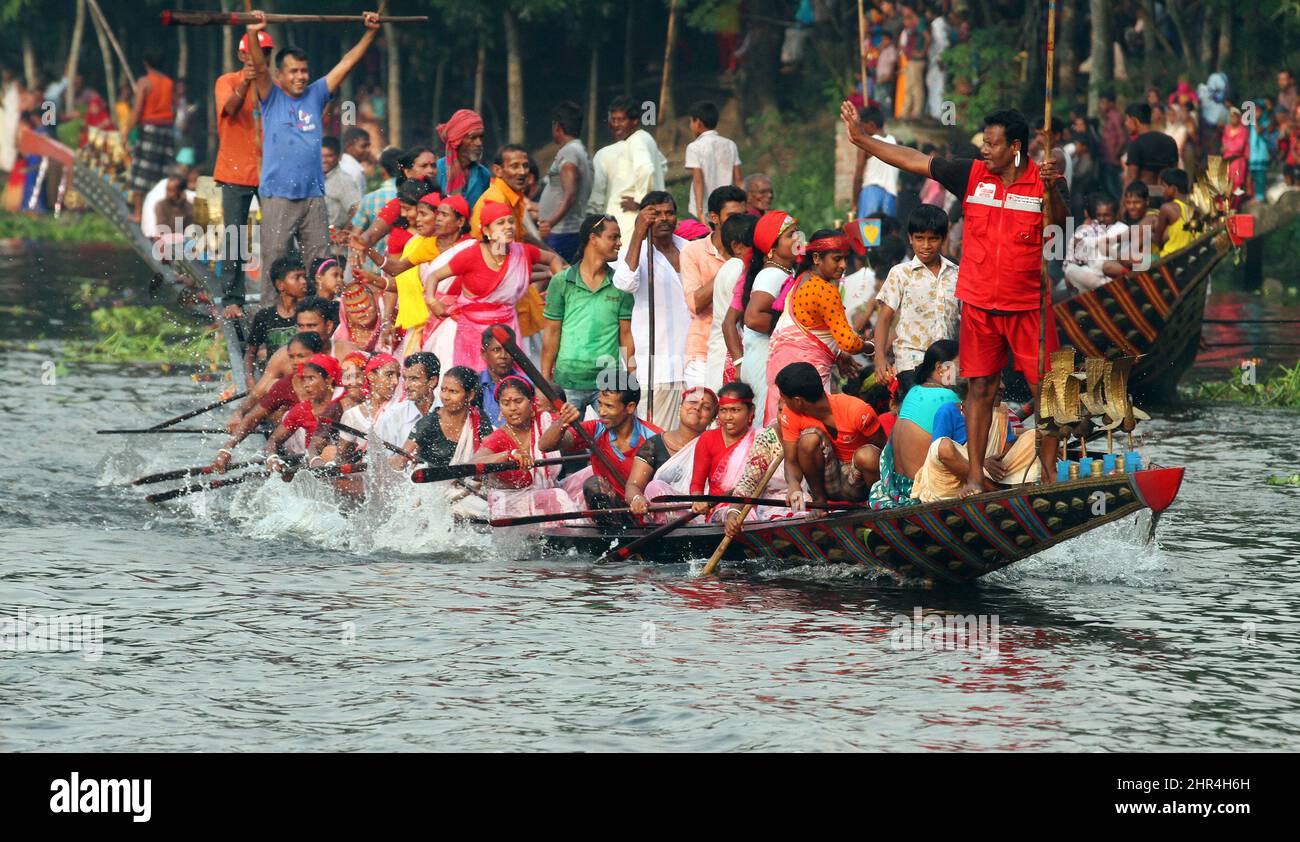 Dhaka, Bangladesh - 04 ottobre 2014: La tradizionale gara di barche si è svolta il giorno dopo Lakshmi Puja per quasi cento anni a Kotalipara a Gopal Foto Stock