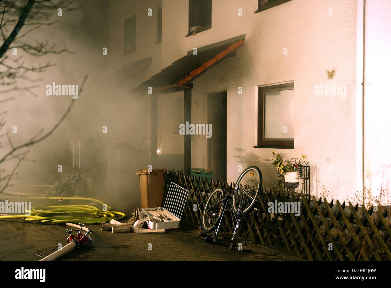 Gunzenhausen, Germania. 25th Feb 2022. Il fumo si riversa da una casa dove un uomo è stato ucciso durante un'operazione di polizia. I 47 anni avevano attaccato con un coltello ufficiali di polizia e vigili del fuoco nel distretto di Weissenburg-Gunzenhausen, ha detto la polizia. Si dice che sia stato in uno stato mentale eccezionale. La polizia era stata chiamata a casa perché si diceva che l'uomo aveva gettato oggetti di fronte all'edificio. (A dpa '47-year-old shot durante l'operazione di polizia - LKA investigates') credito: Ralph Goppelt/vifogra/dpa/Alamy Live News Foto Stock