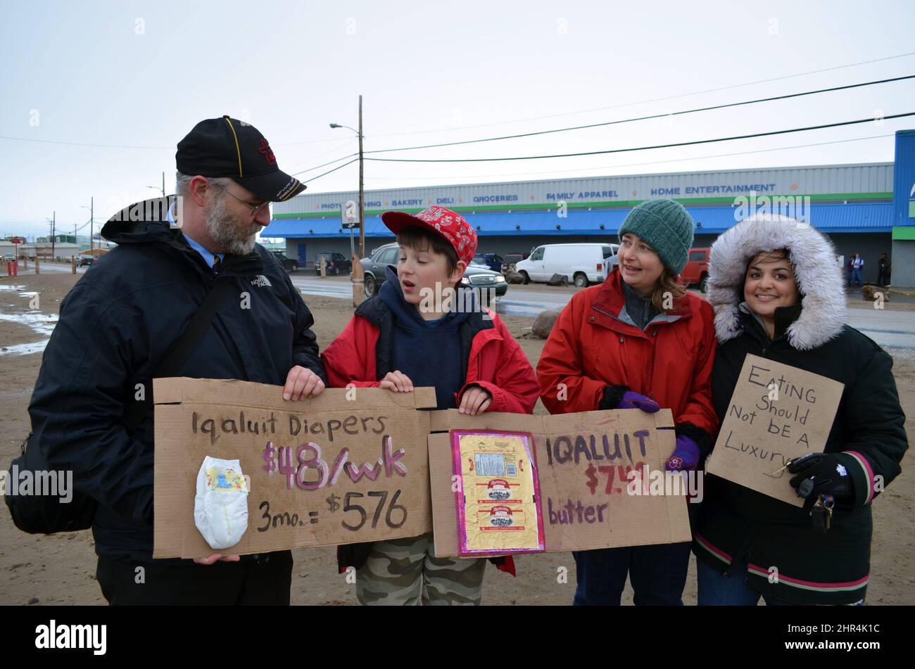 MLA per Arctic Bay, Grise Fiord e Resolute Bay Ron Elliot si unisce ai manifestanti che hanno denunciato gli elevati prezzi alimentari nel Nord sabato 9 giugno 2012 a Iqualuit, Nunavut. (AP Photo/Aaron Watson, The Canadian Press) Foto Stock