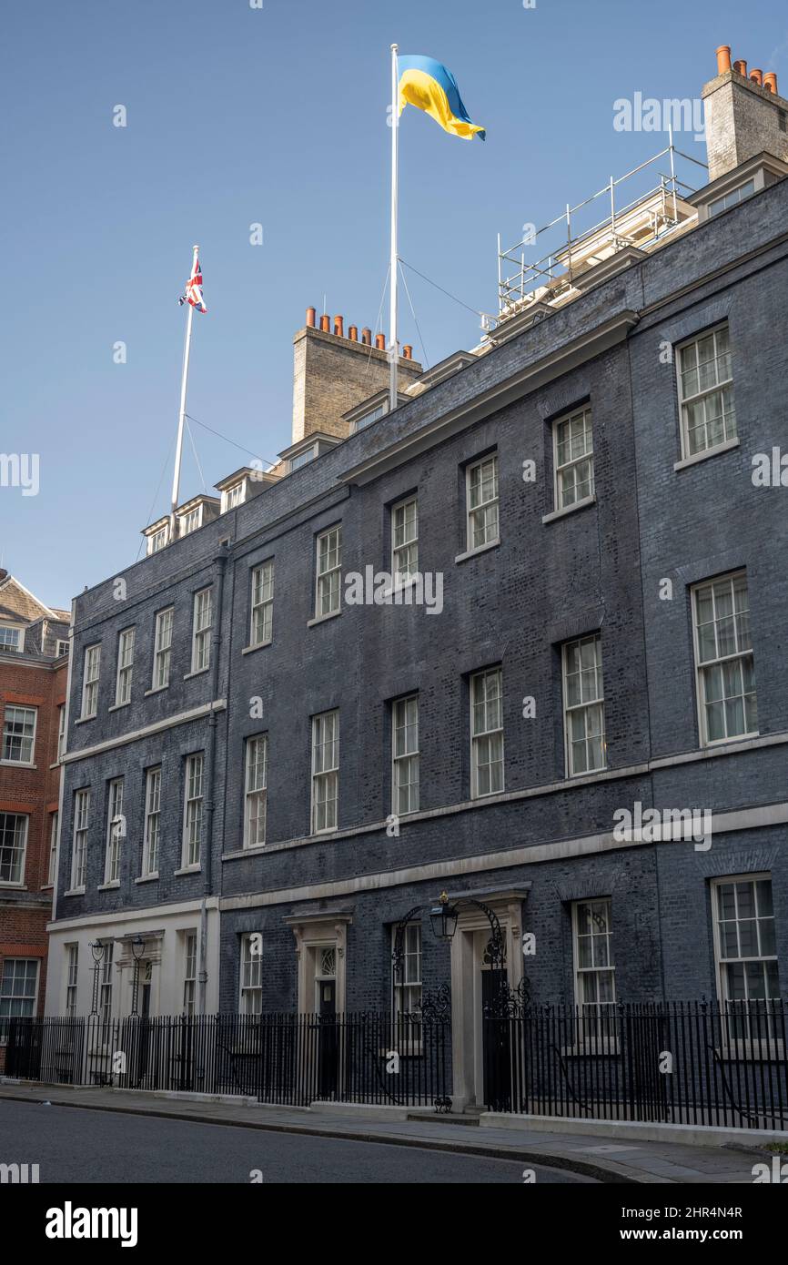 10 Downing Street, Londra, Regno Unito. La bandiera dell'Ucraina vola accanto alla bandiera dell'Unione sopra il n. 10 il giorno 2 dell'invasione russa dell'Ucraina. Credit: Malcolm Park/Alamy Live News Foto Stock