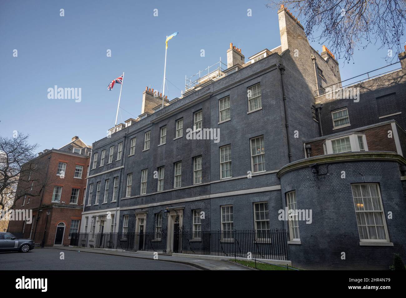 10 Downing Street, Londra, Regno Unito. La bandiera dell'Ucraina vola accanto alla bandiera dell'Unione sopra il n. 10 il giorno 2 dell'invasione russa dell'Ucraina. Credit: Malcolm Park/Alamy Live News Foto Stock