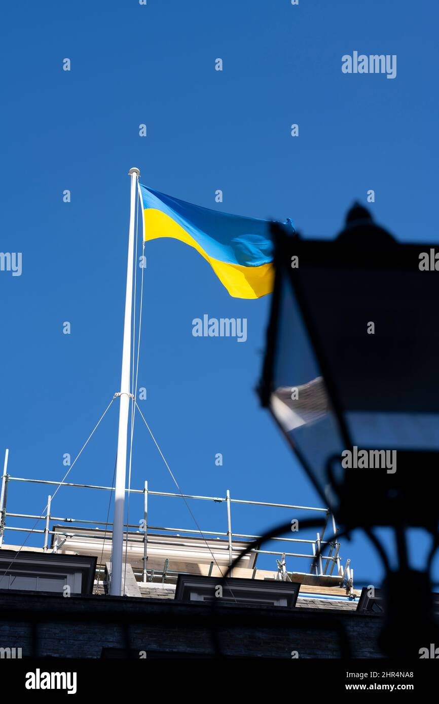 10 Downing Street, Londra, Regno Unito. La bandiera dell'Ucraina vola accanto alla bandiera dell'Unione sopra il n. 10 il giorno 2 dell'invasione russa dell'Ucraina. Credit: Malcolm Park/Alamy Live News Foto Stock