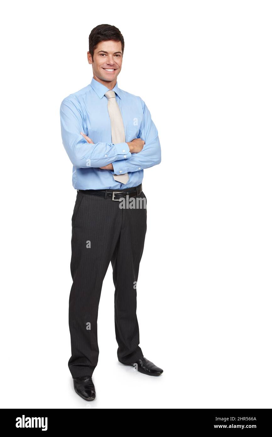 Puoi contare su di lui. Ritratto studio completo di un uomo d'affari ben vestito in piedi con le braccia incrociate su sfondo bianco. Foto Stock