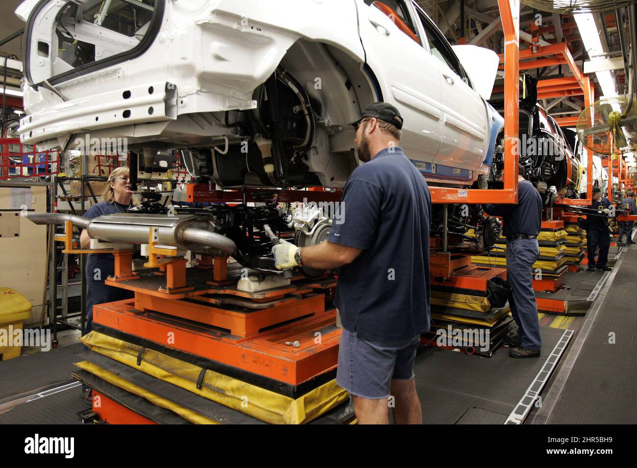 Produzione della Chevrolet Equinox della General Motors; Pontiac Torrent e  della Suzuki XL7 presso lo stabilimento CAMI Automotive di Ingersoll,  Ontario, giovedì 21 dicembre 2006. Il sindacato che rappresenta i  lavoratori presso
