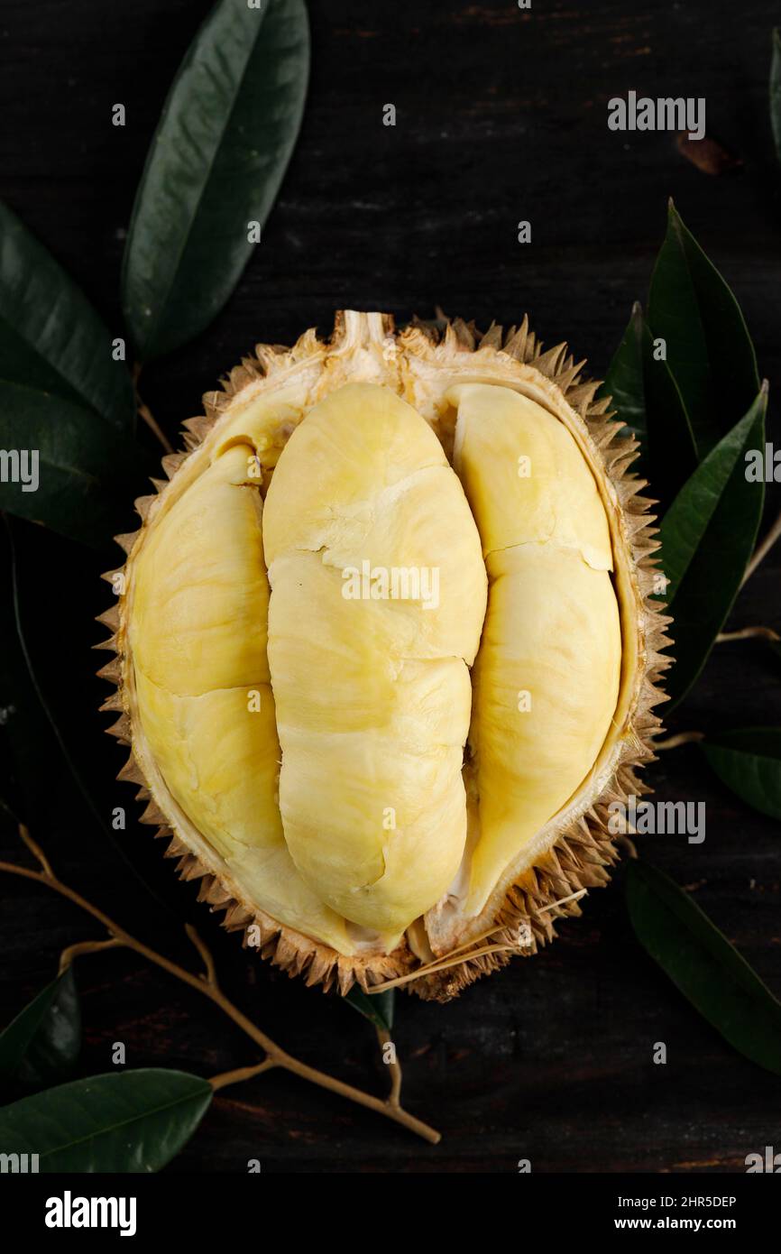 Stagionale Durian King of Fruits Montong Thailandia, Durian maturo. Tasty Durian che è stato sbucciato su tavola di legno, vista dall'alto Foto Stock