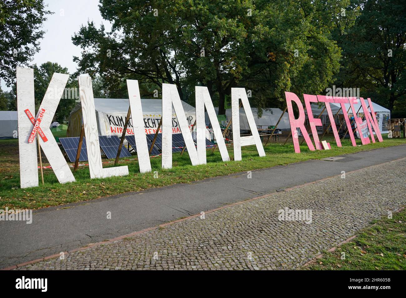Slogan 'Klima Retten' - Klima Camp von Klimaaktivisten, Berlin-Tiergarten (nur fuer redaktionelle Verwendung. Keine Werbung. Referenzdatenbank: http:/ Foto Stock