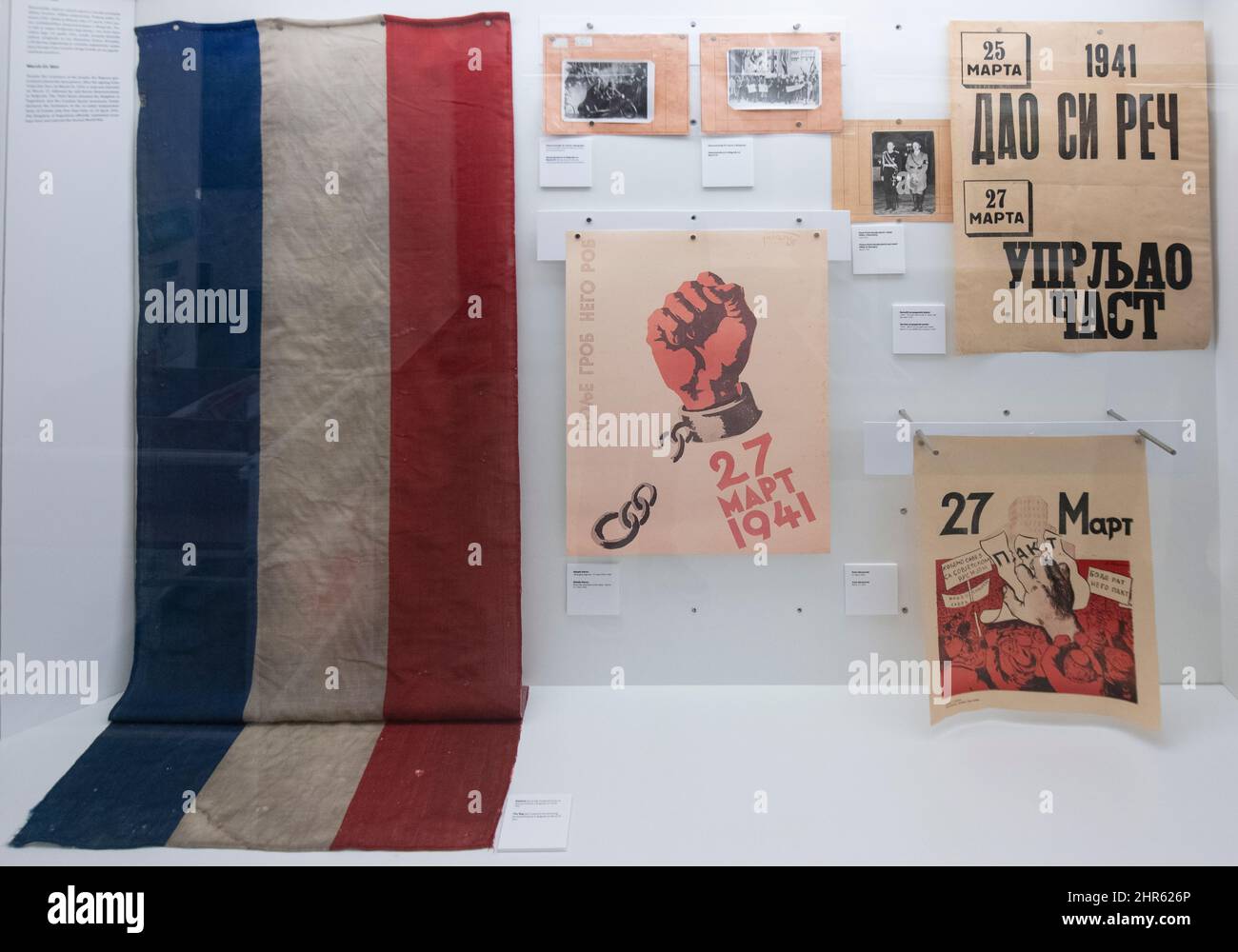Bandiere iugoslave e poster della rivoluzione Foto Stock
