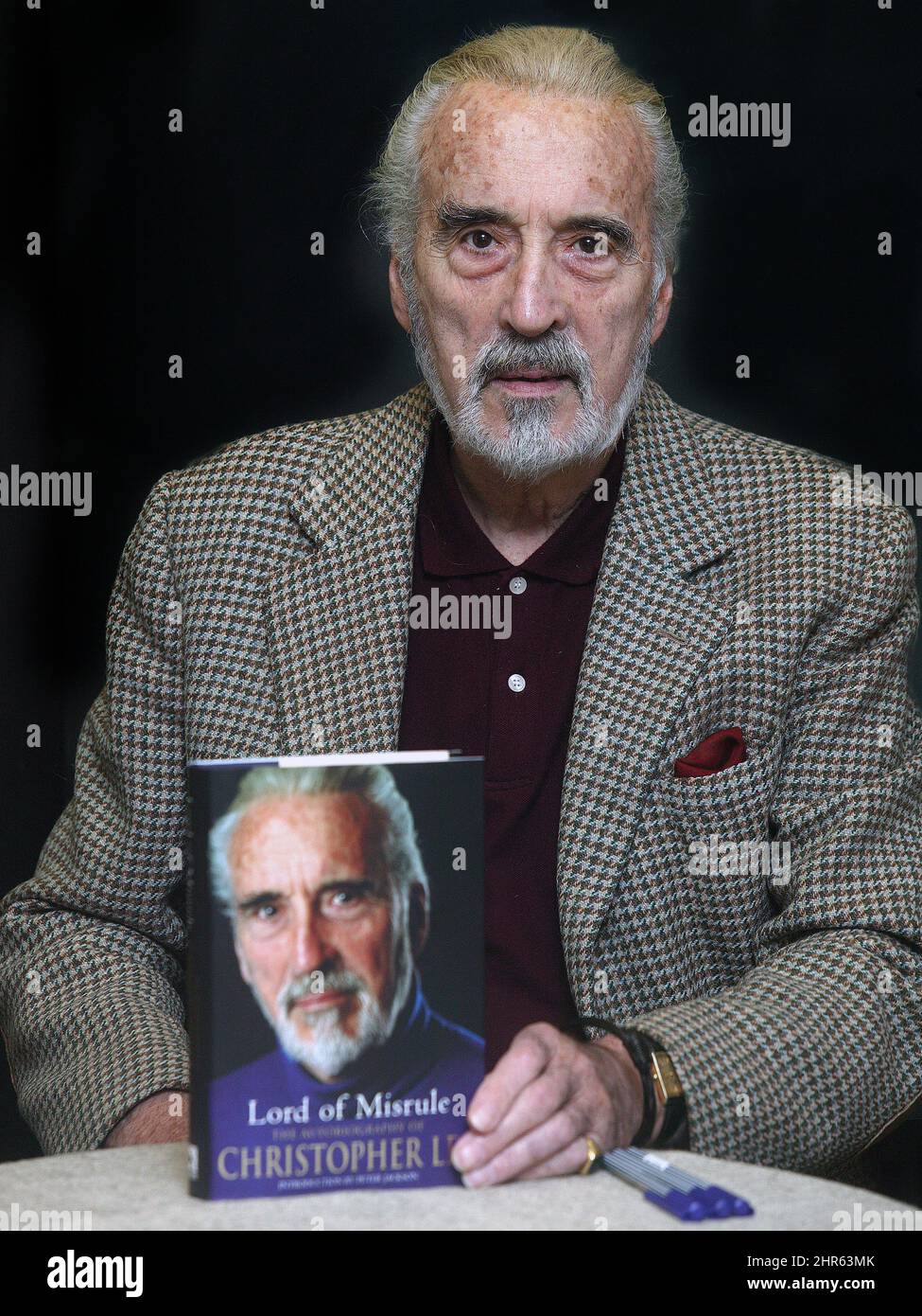 Christopher Lee, che gioca il ruolo di SARUMAN nella trilogia del Signore degli anelli, promuovendo la sua autobiografia Signore DEL MALGOVERNO a Waterstones libreria in Foto Stock