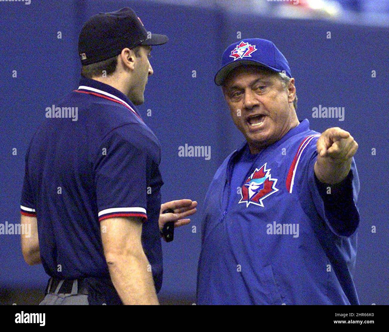 FILE - in questo Sabato, 8 luglio 2000, file photo, Toronto Blue Jays manager Jim Fregosi, a destra, sostiene con casa targa umpire Jim Lamplugh durante una partita di baseball contro il Montreal Expos a Montreal. Fregosi, un ex All-Star che ha vinto più di 1.000 partite come manager per quattro squadre, è morto dopo un colpo apparente. Aveva 71 anni. Gli Atlanta Braves dicono che sono stati notificati da un membro della famiglia che è morto all'inizio di venerdì, 14 febbraio 2014, a Miami, dove è stato ricoverato dopo il colpo apparente mentre su una crociera con gli alunni di baseball. LA STAMPA CANADESE/Ryan Remiorz Foto Stock