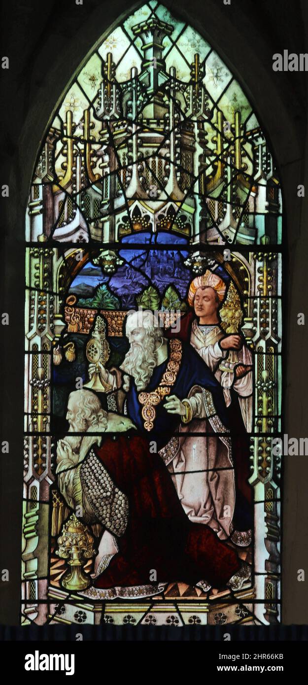 Vetrate colorate di Percy Bacon & Brothers raffiguranti l'Adorazione dei Magi, la chiesa di Santa Maria di Coddenham, Suffolk Foto Stock