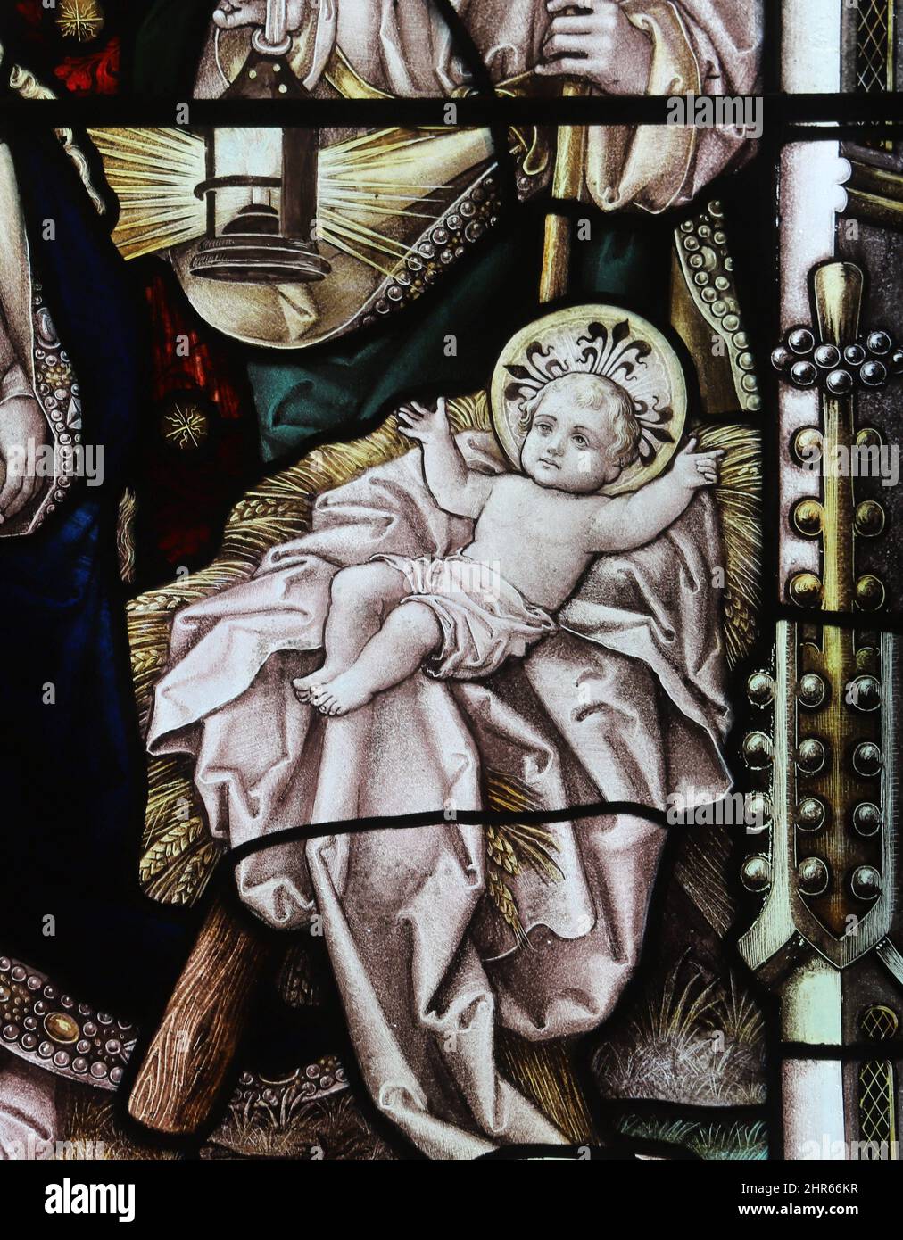 Vetrata di Percy Bacon & Brothers raffigurante il Bambino Gesù nella mangiatoia, disegnata da Ernest Geldart, St Mary's Church, Coddenham, Suff Foto Stock