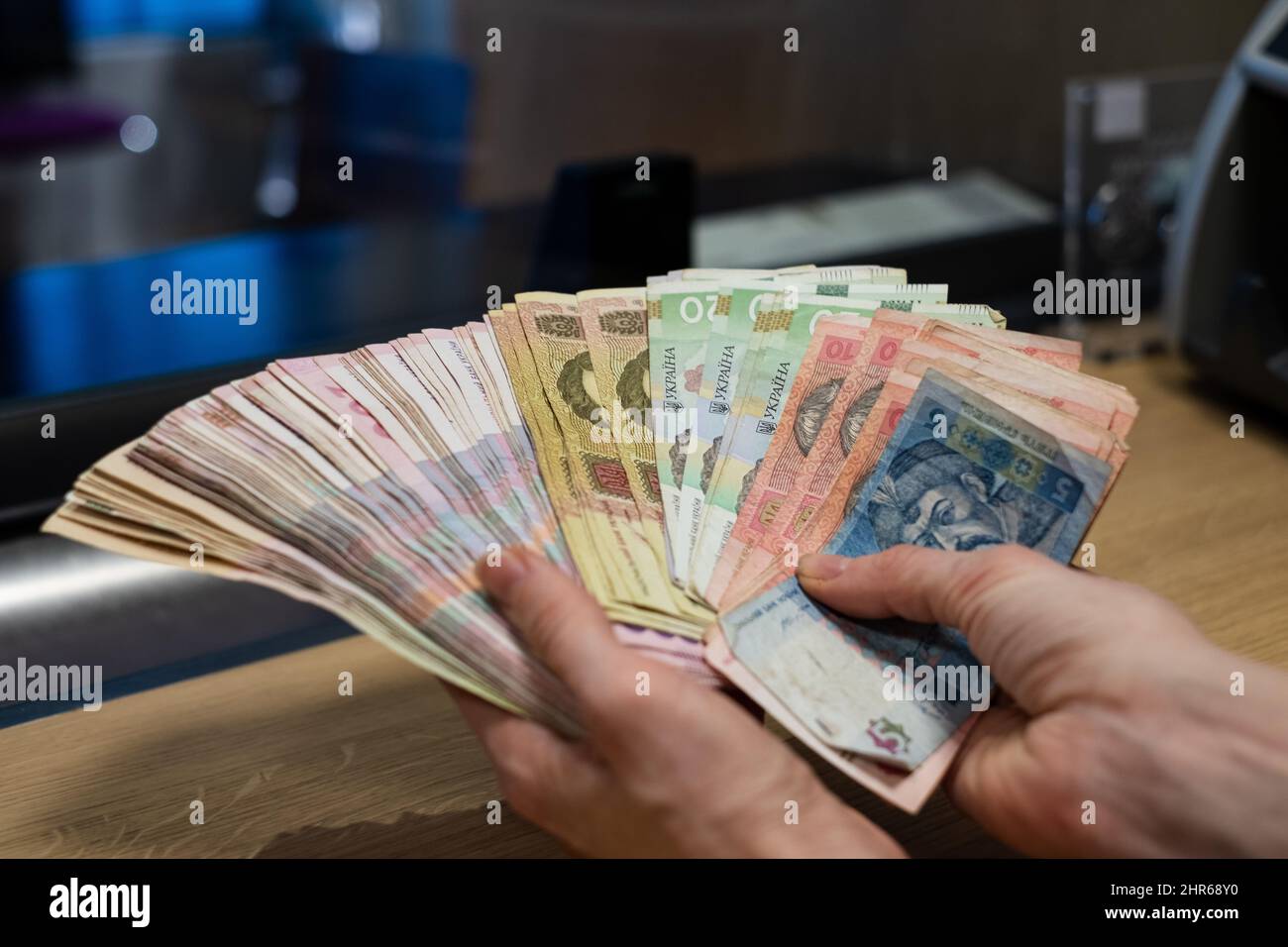 Denaro ucraino Ucraina hryvnia carta note (UAH). Grande mucchio di contanti grivna Ucraina. Il sistema bancario ucraino e il concetto di crisi economica. Foto Stock