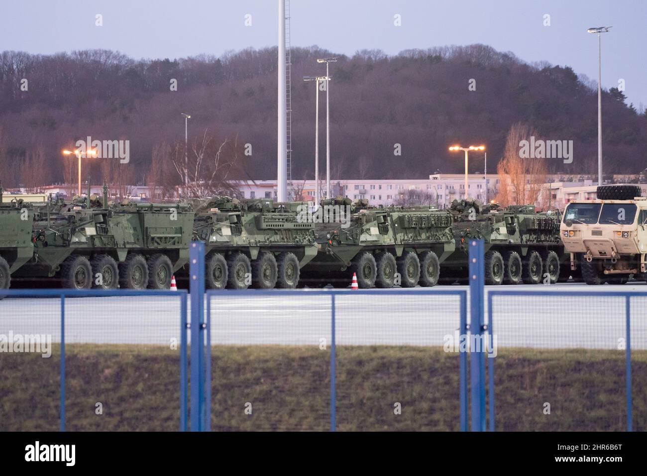 Trasporto di attrezzature militari dell'esercito degli Stati Uniti nel porto di Gdynia, Polonia. Febbraio 7th 2022 © Wojciech Strozyk / Alamy Stock Photo Foto Stock