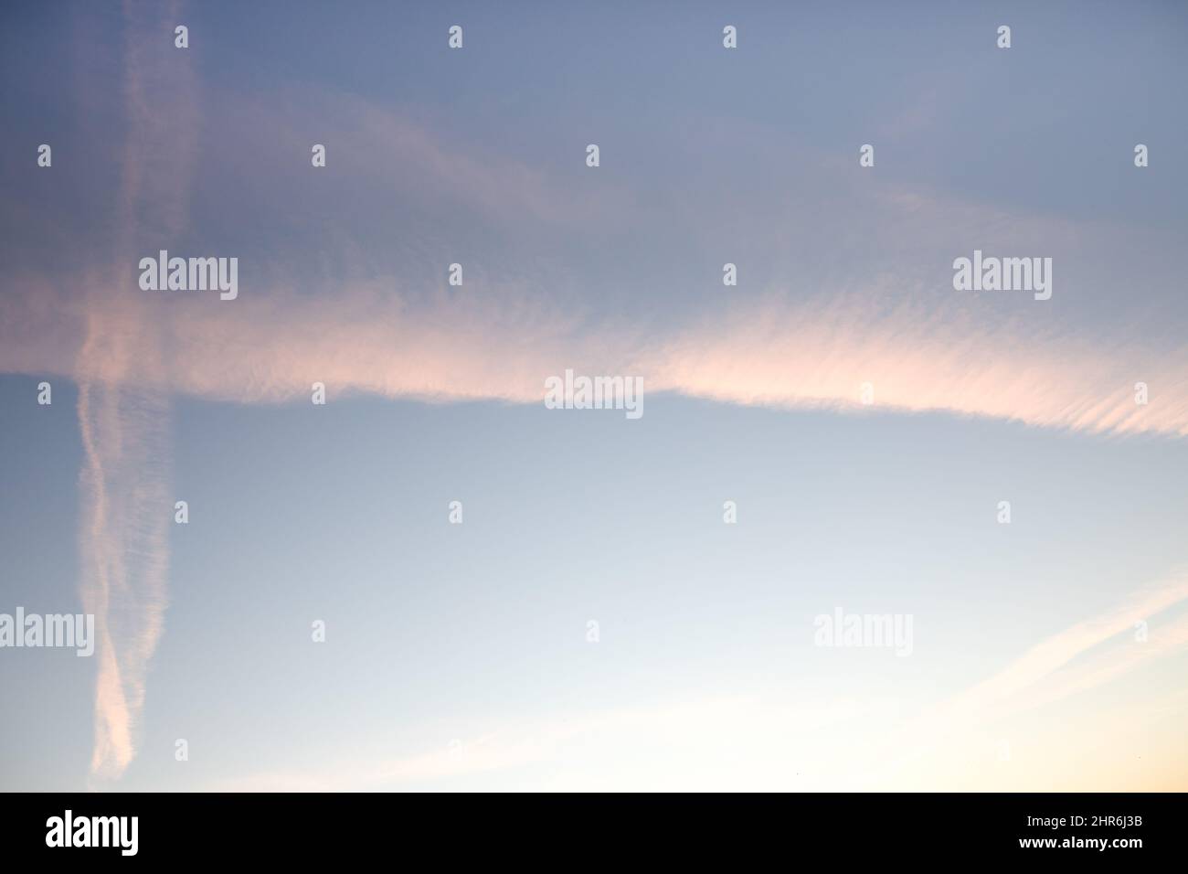Tracce di aerei nel cielo, fumi di scarico in belle linee su sfondo blu. Tracce di aeroplano. Foto Stock