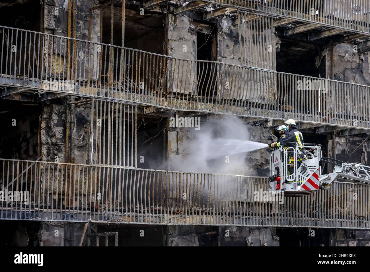 Essen, Renania Settentrionale-Vestfalia, Germania - incendio importante nel distretto Weststadt di Essen. A causa del pericolo di collasso, le rovine del fuoco nell'appartamento b Foto Stock