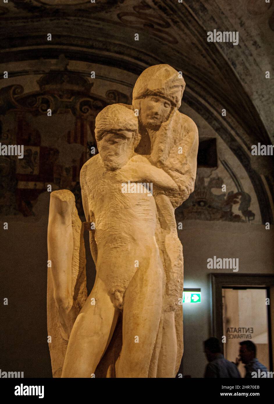 Milano, Lombardia, Italia, Europa. Il Castello di Sforza (Castello Sforzesco), costruito nel 15th secolo dal duca Francesco Sforza, si trova nel centro della città. Scultura in marmo incompiuta Pietà di Rondanini, di Michelangelo Buonarroti (1475-1564). Presenta la Madonna in piedi che sostiene il corpo morto di suo figlio Gesù, dopo la Crocifissione. Museo Pietà Rondanini. Foto Stock