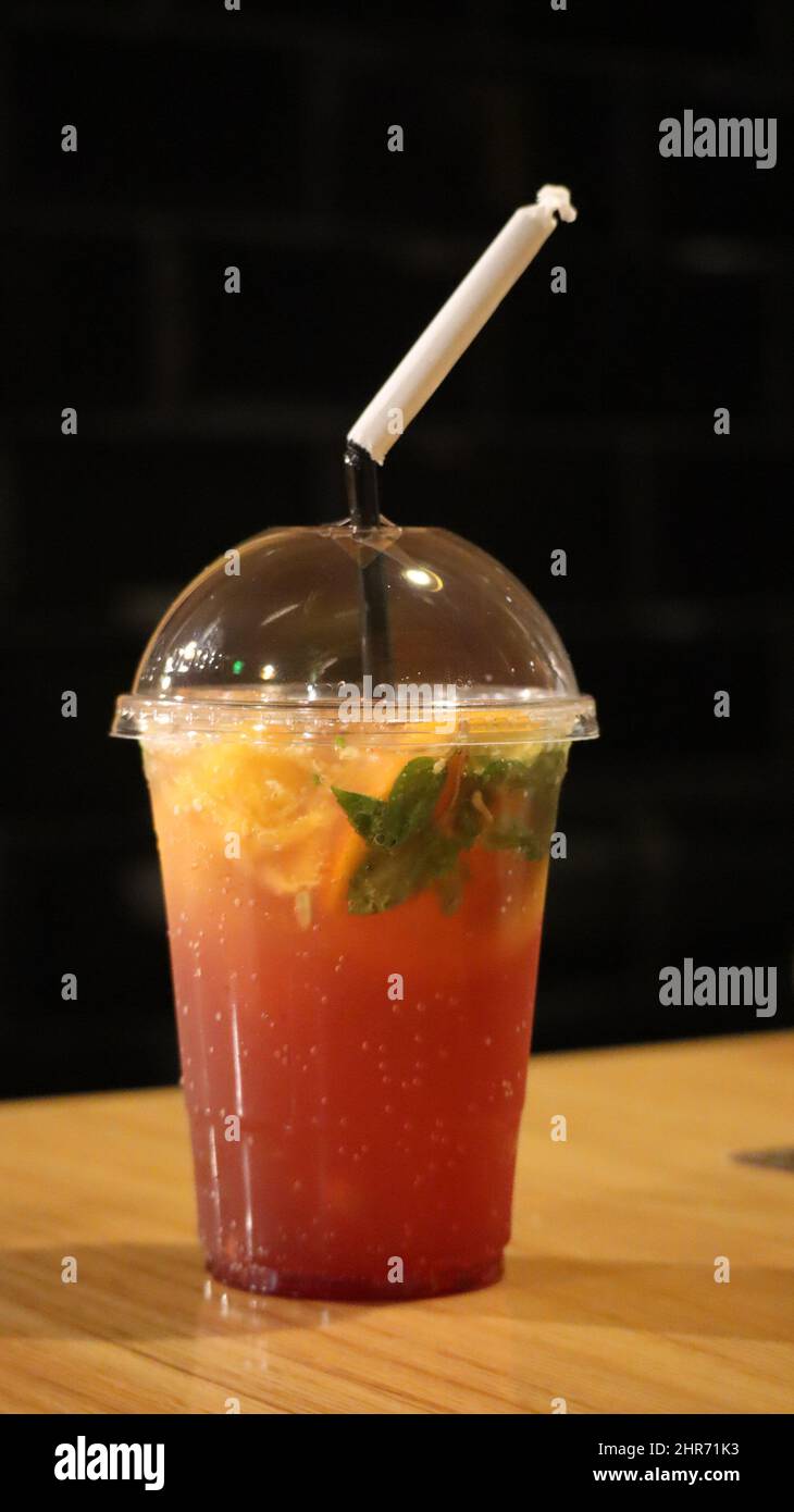 Bevande a base di frutta passione in un ristorante italiano a Wakrah Foto Stock
