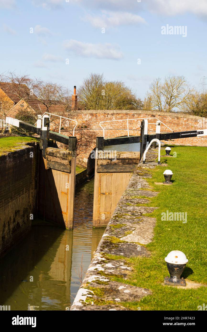 Porte a blocco centrale sul Canal Grantham, Woolsthorpe di Belvoir, Lincolnshire. Foto Stock