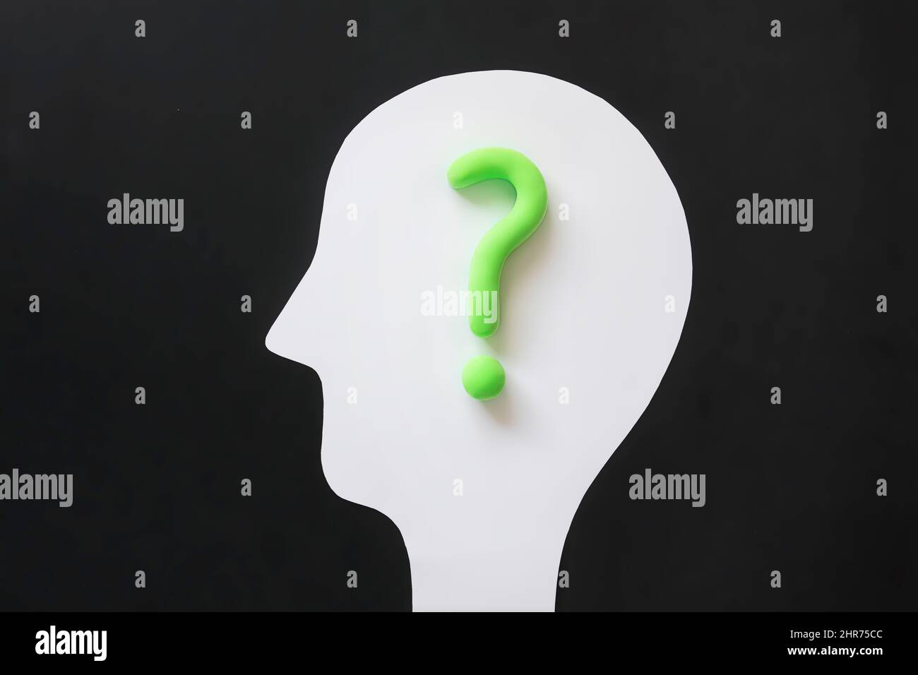 Profilo della testa con punto interrogativo all'interno della mente umana. Concetto di innovazione, curiosità, creatività o dubbi o esitazioni. Foto Stock