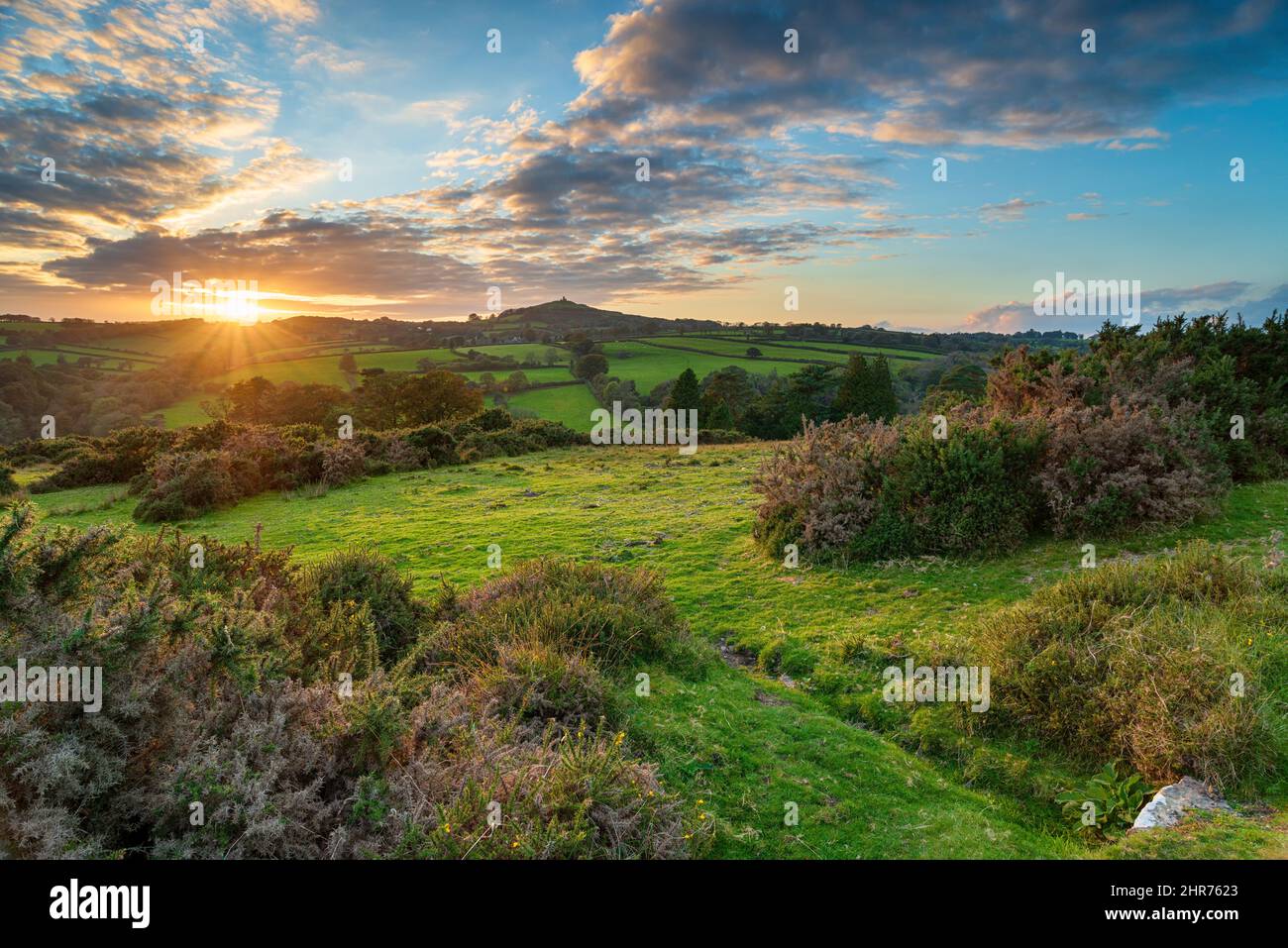 Splendido tramonto sul Parco Nazionale di Dartmoor, con vista su Brentor vicino a Tavistock Foto Stock