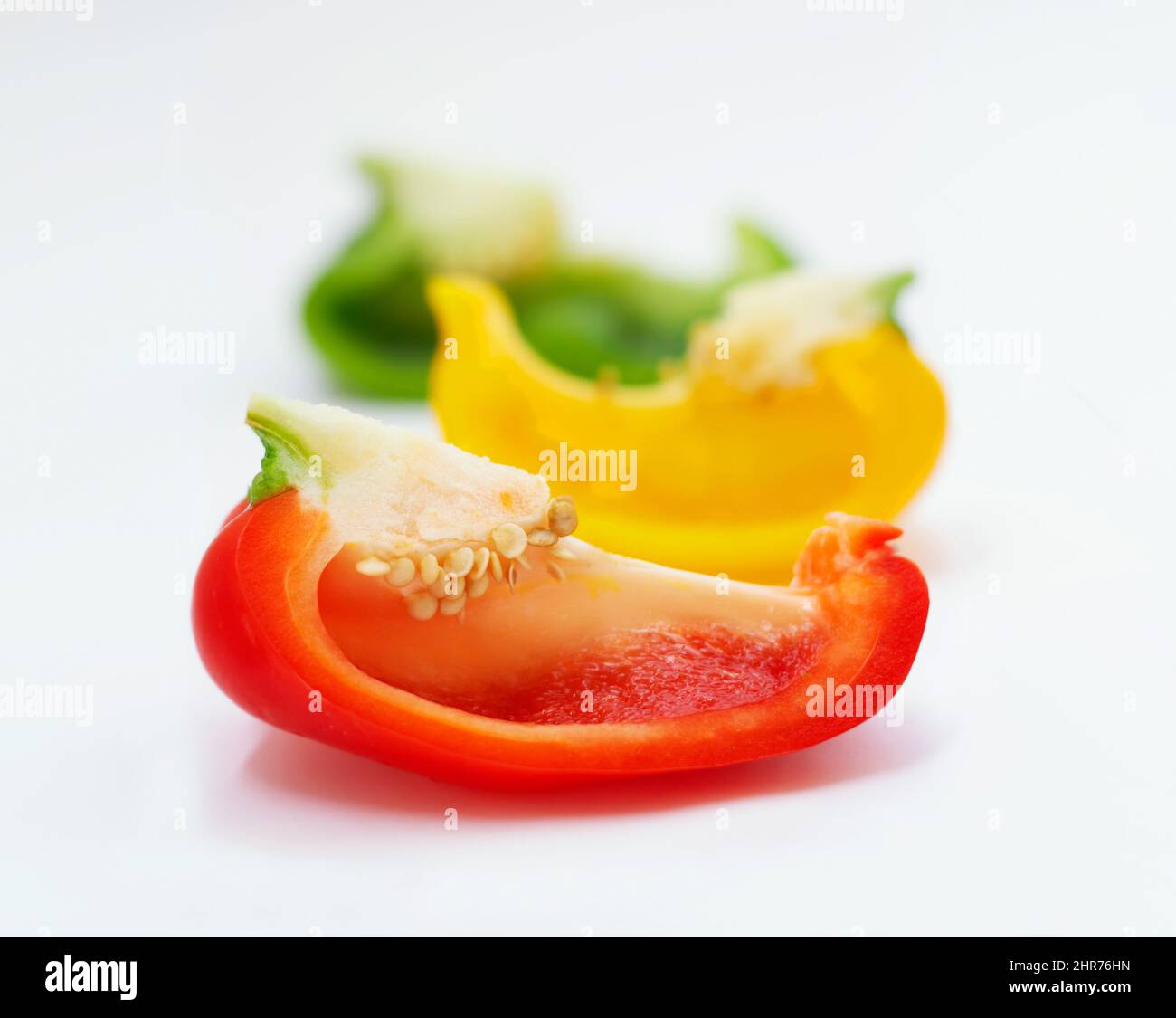Bontà colorata. Scatto da studio di peperoni a fette. Foto Stock Bontà colorata. Scatto da studio di peperoni a fette. Foto Stock