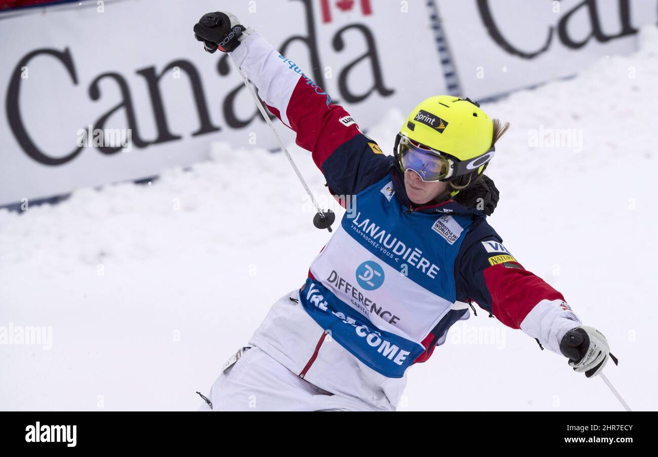 Hannah Kearney degli Stati Uniti festeggia mentre attraversa il traguardo  nella super finale per vincere la medaglia d'oro nei magnati delle donne  alla competizione di sci Freestyle della Coppa del mondo in