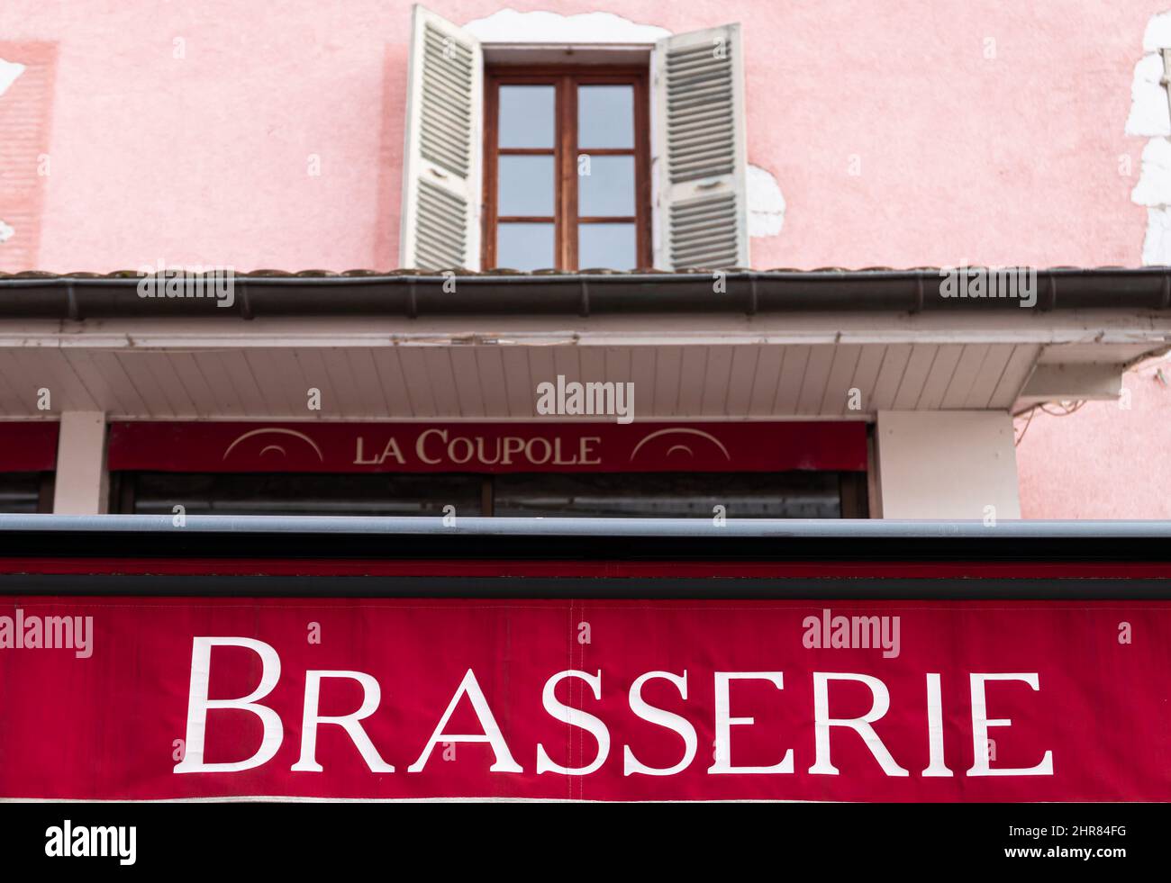 Annecy, Francia - 7 gennaio 2022: In gastronomia, la brasserie è una forma comune di ristorante in Francia, in cui cibo e bevande sono offerti per loca Foto Stock
