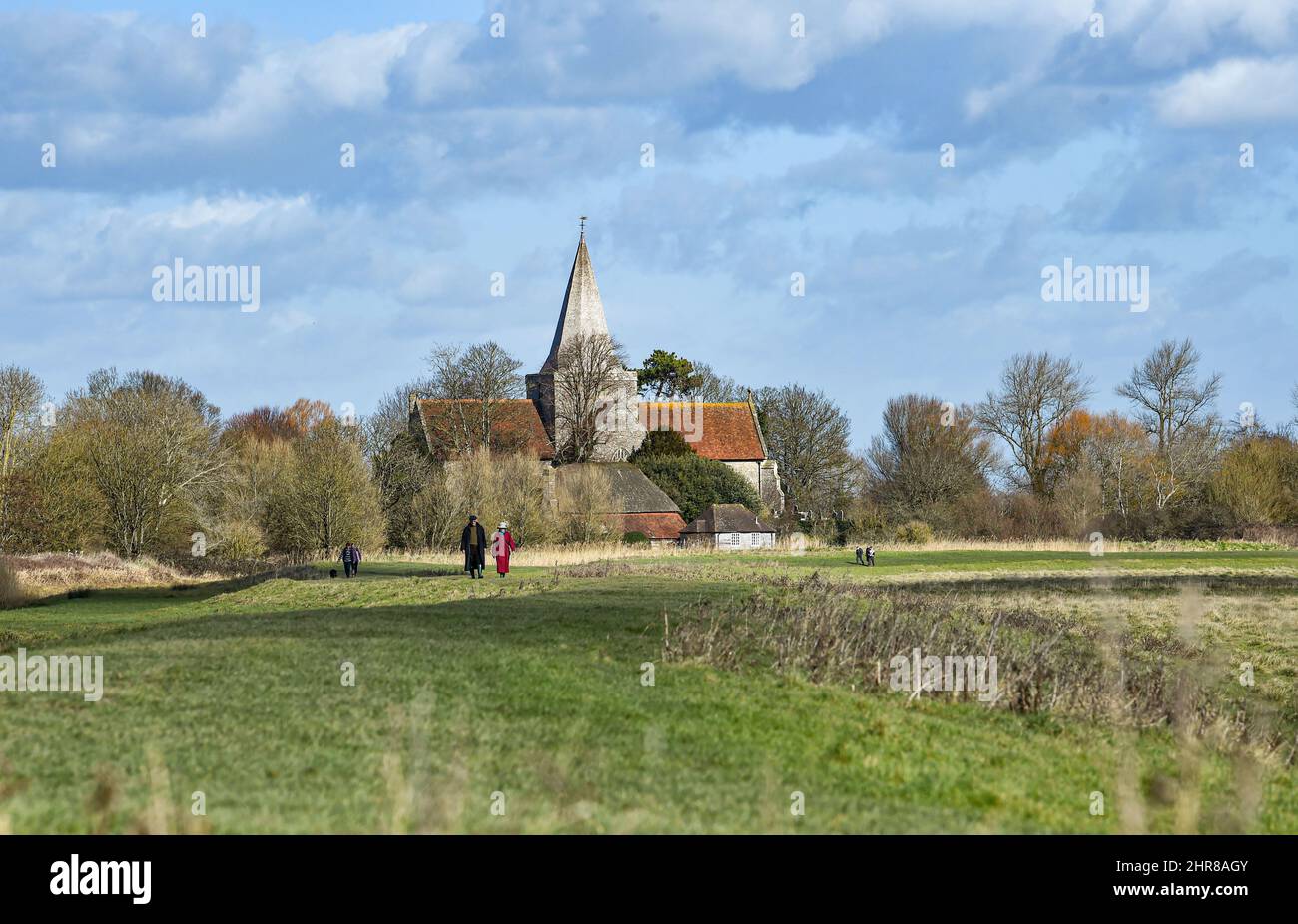 Brighton UK 25th Febbraio 2022 - i camminatori godono di una bella giornata di sole ad Alfriston vicino al fiume Cuckmere in Sussex come il tempo più regolato è previsto nei prossimi giorni: Credit Simon Dack / Alamy Live News Foto Stock